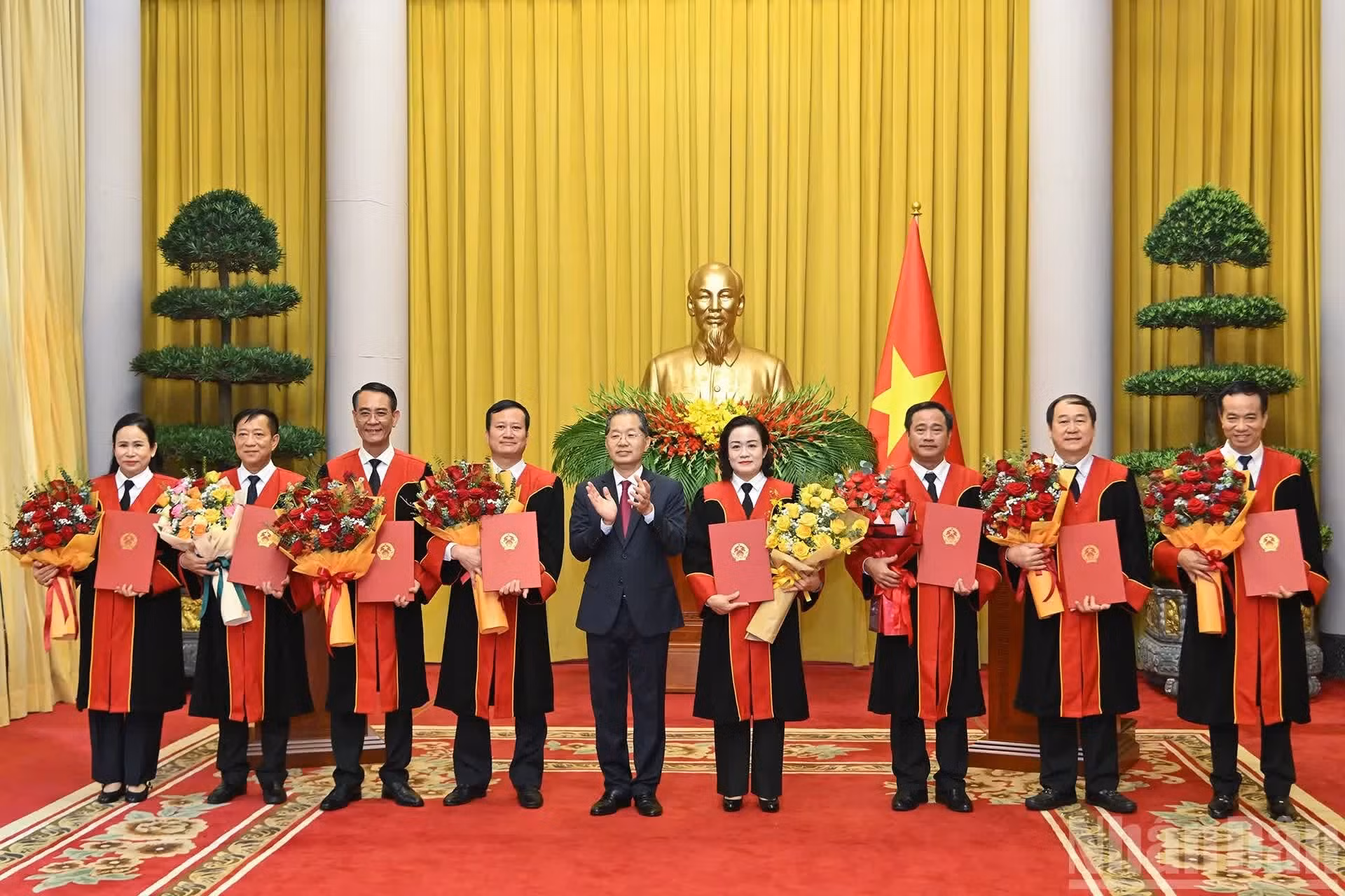 最高人民法院院长阮文广向获任命的同志赠花表示祝贺。