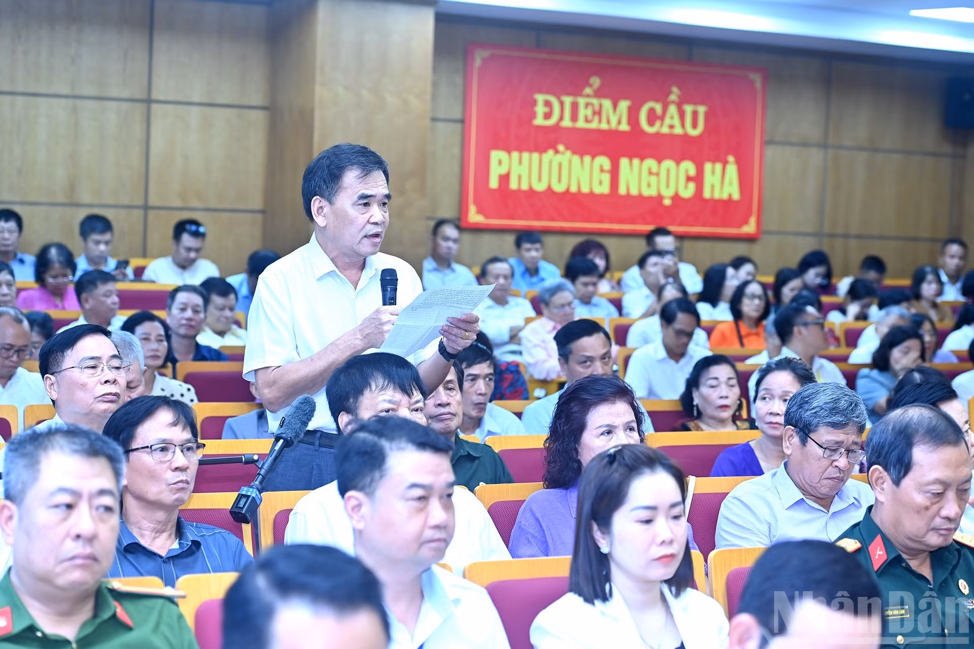 河内市选民在会上发表意见。
