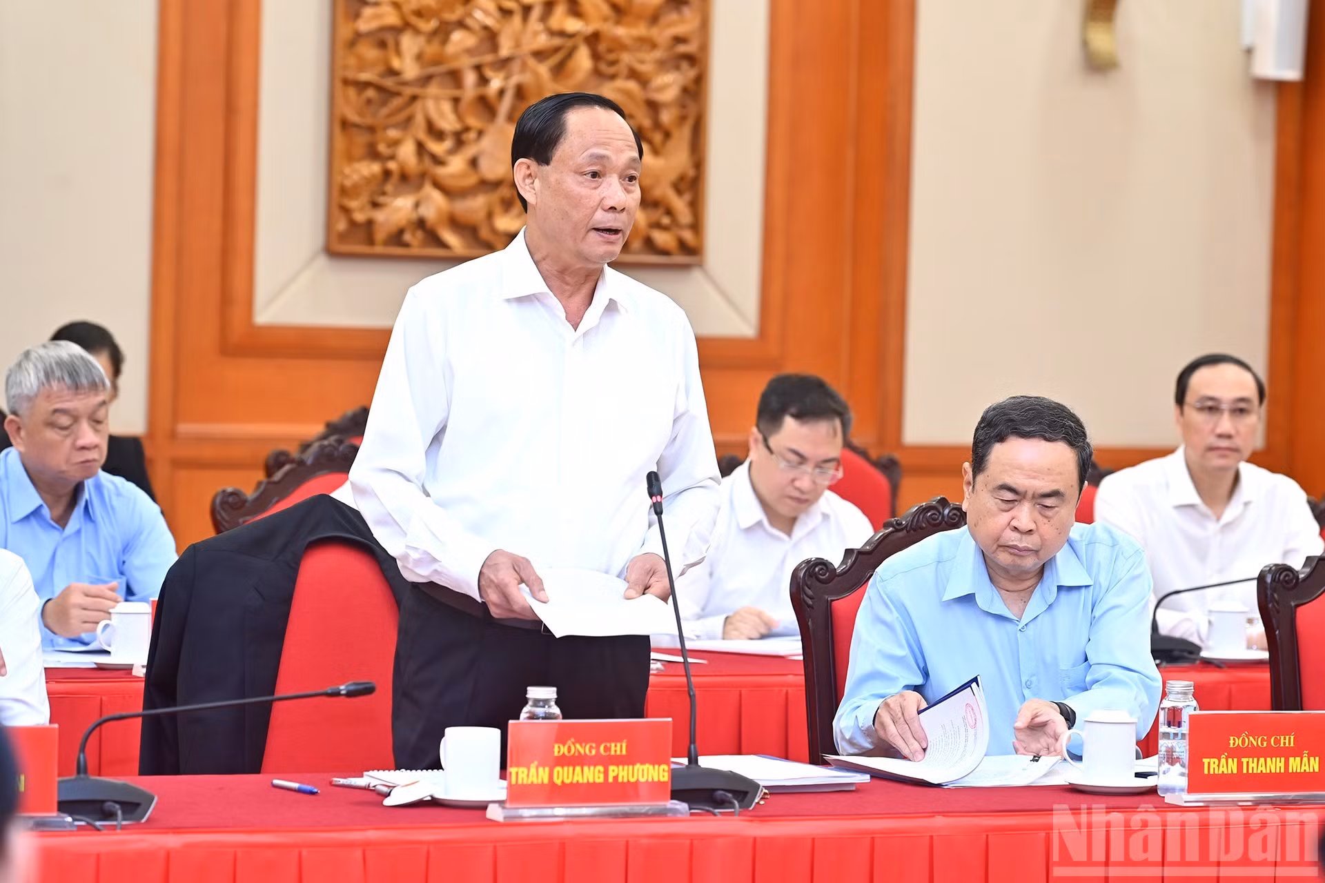 越南国会主席陈光方在工作会议上作报告。