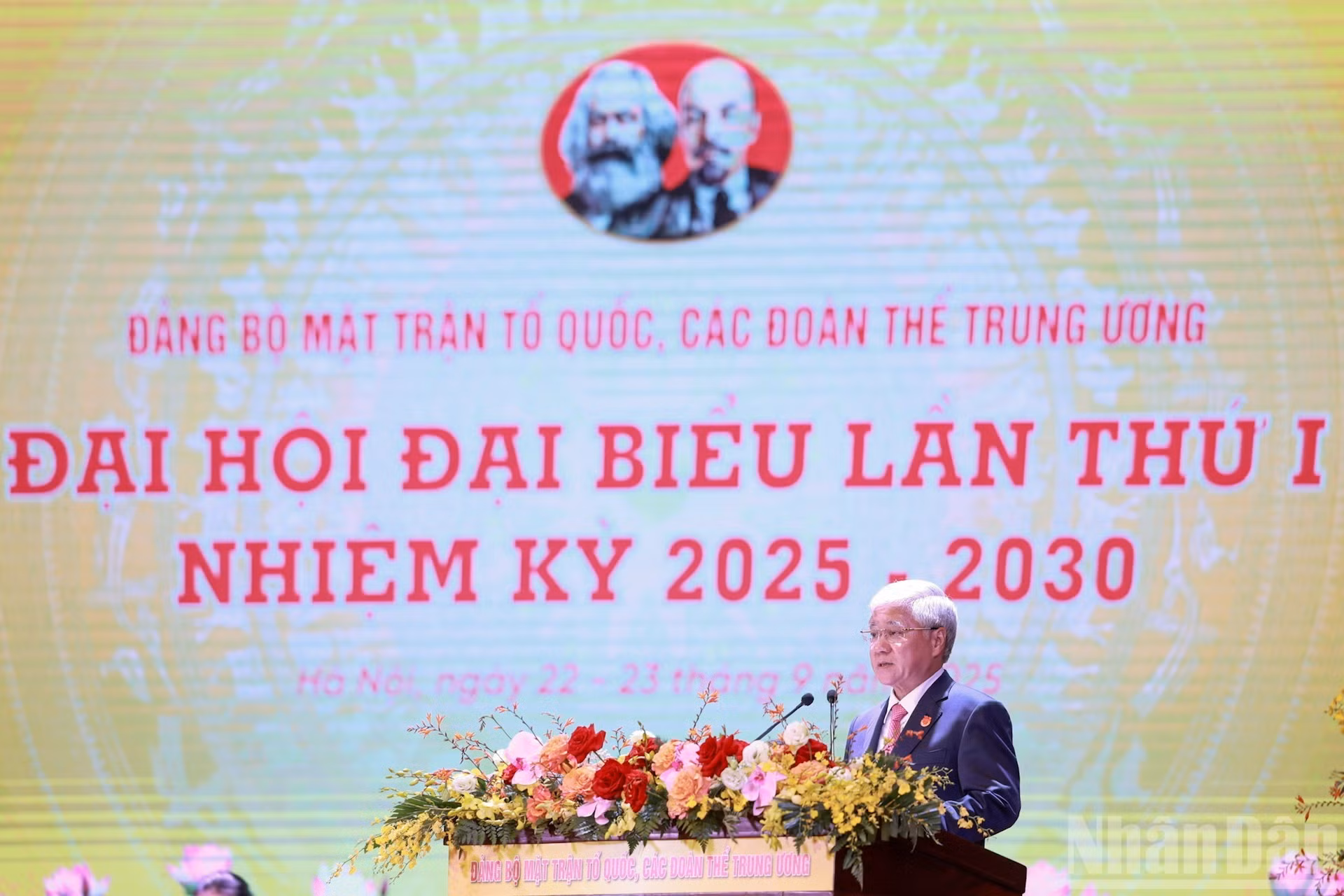 越南祖国阵线和中央各团体党委书记、越南祖国阵线中央委员会主席杜文战在大会上致开幕词。