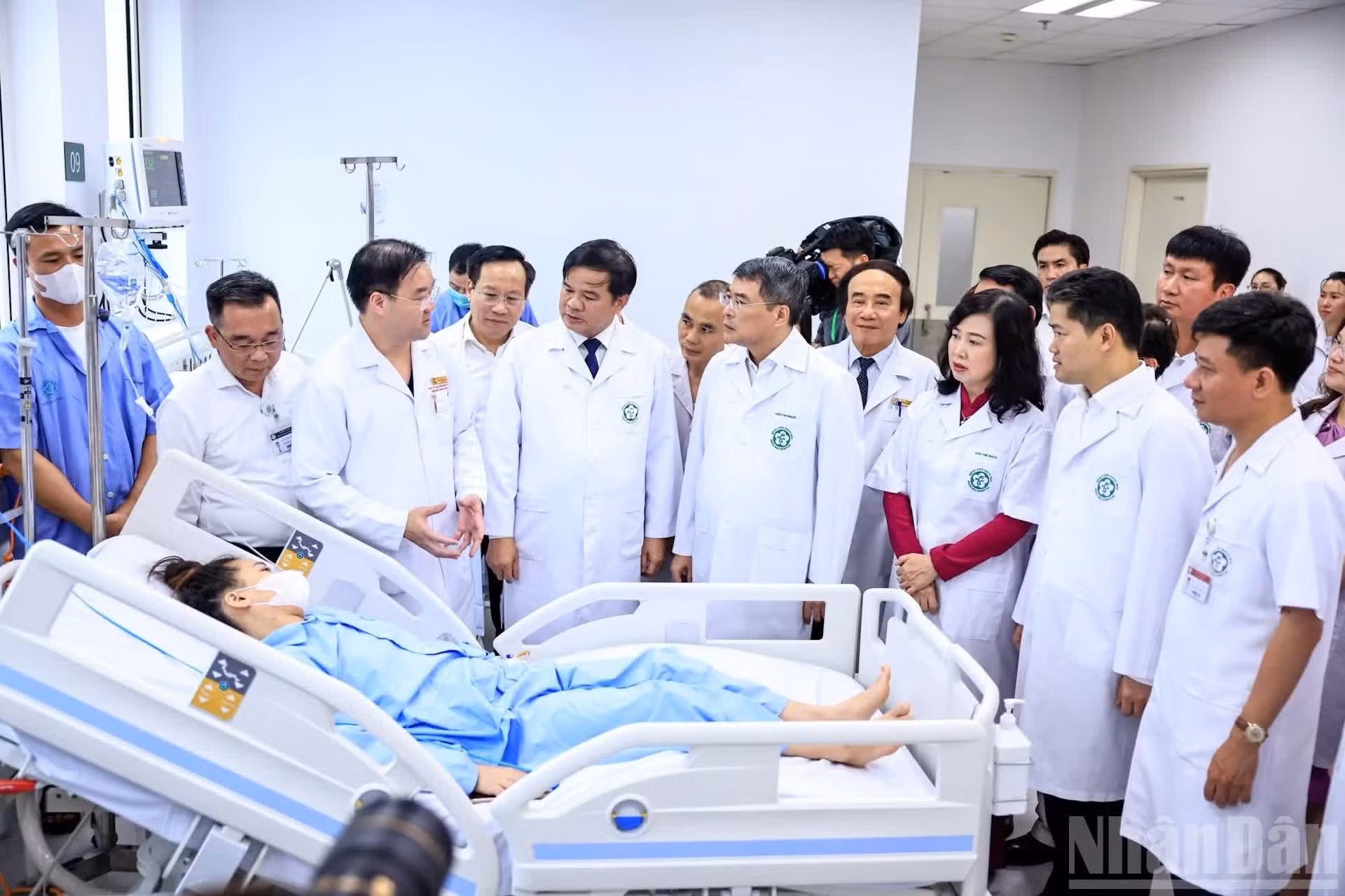 值此之际，黎明兴总理检查越德友谊医院宁平分院的看病工作。
