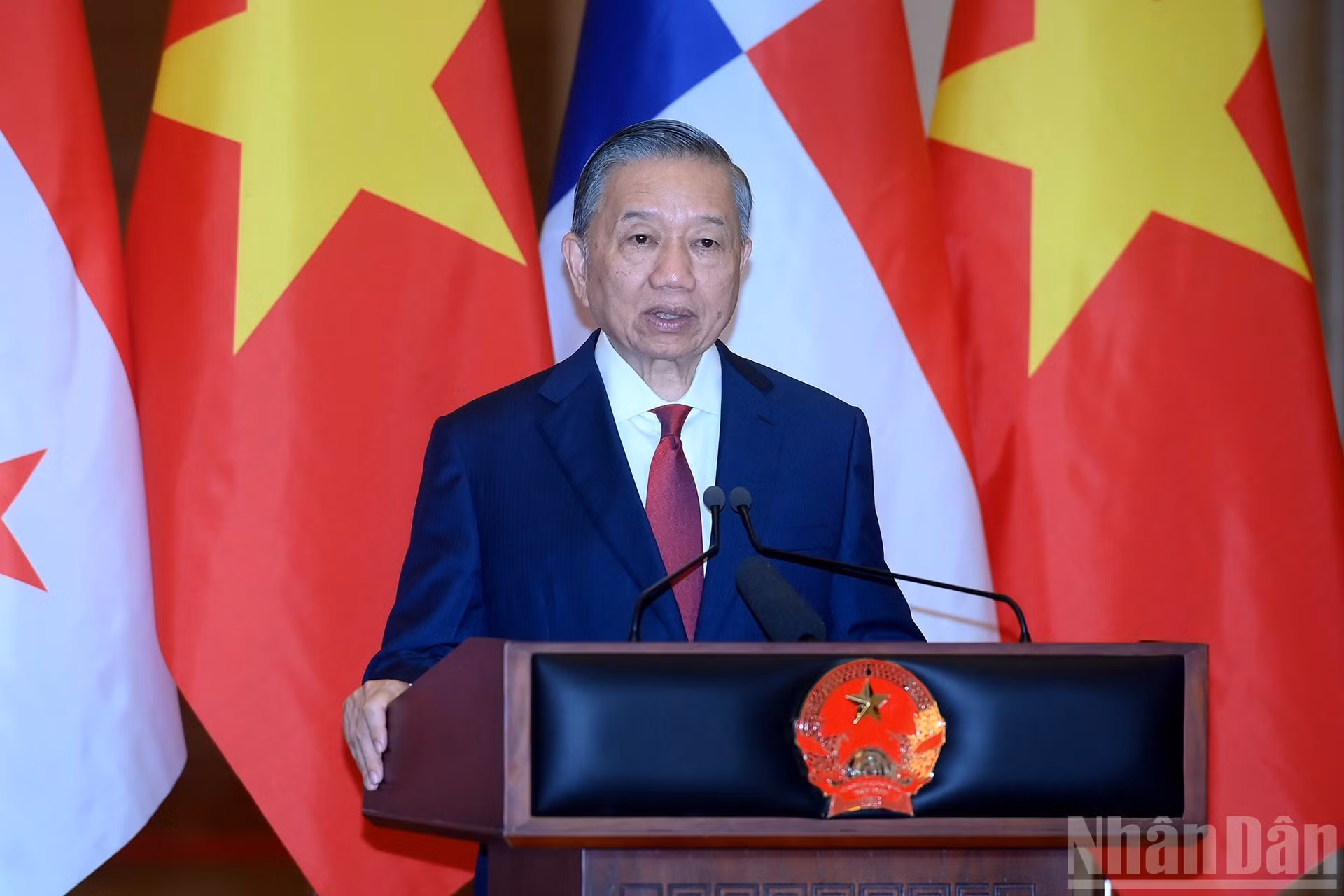  越共中央总书记、国家主席苏林在会见记者时发表讲话。