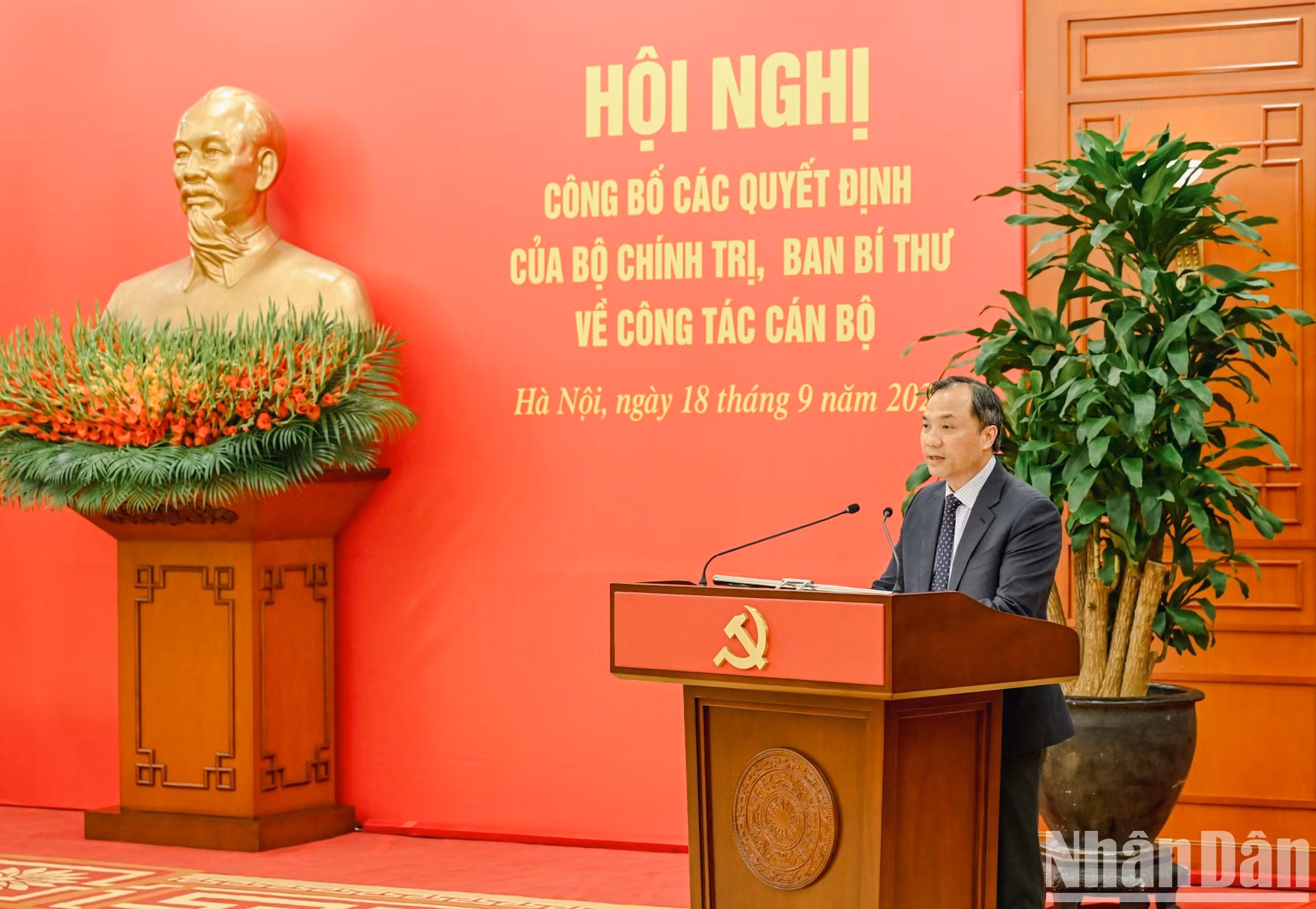 中央组织部常务副部长黄忠勇公布越共中央政治局、中央书记处关于干部工作的决定。