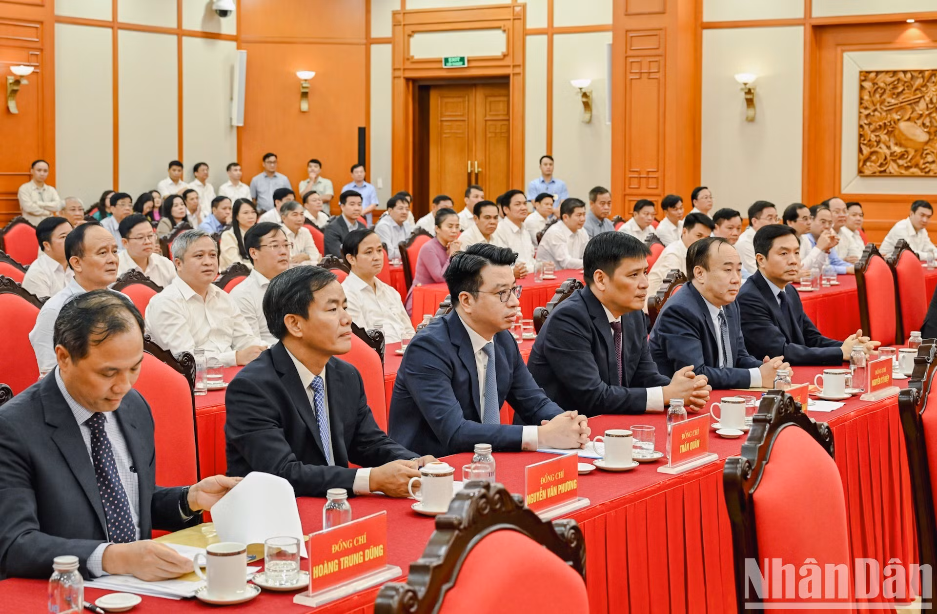 各位代表出席会议。
