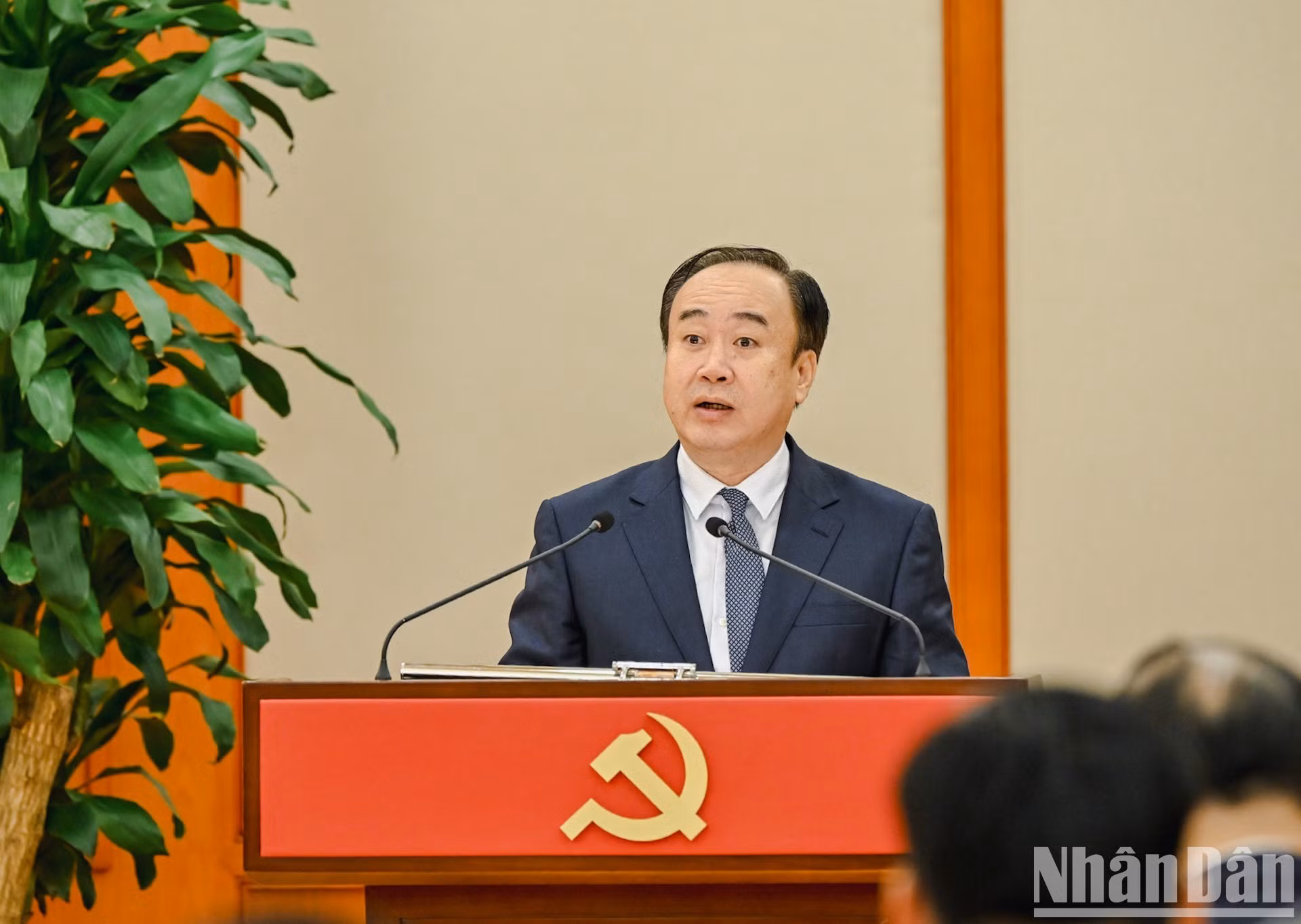 新任海防市市委常委副书记阮士侠在会上发表讲话。