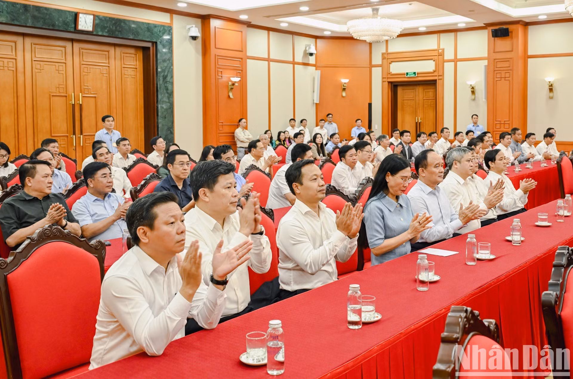 各位代表出席会议。