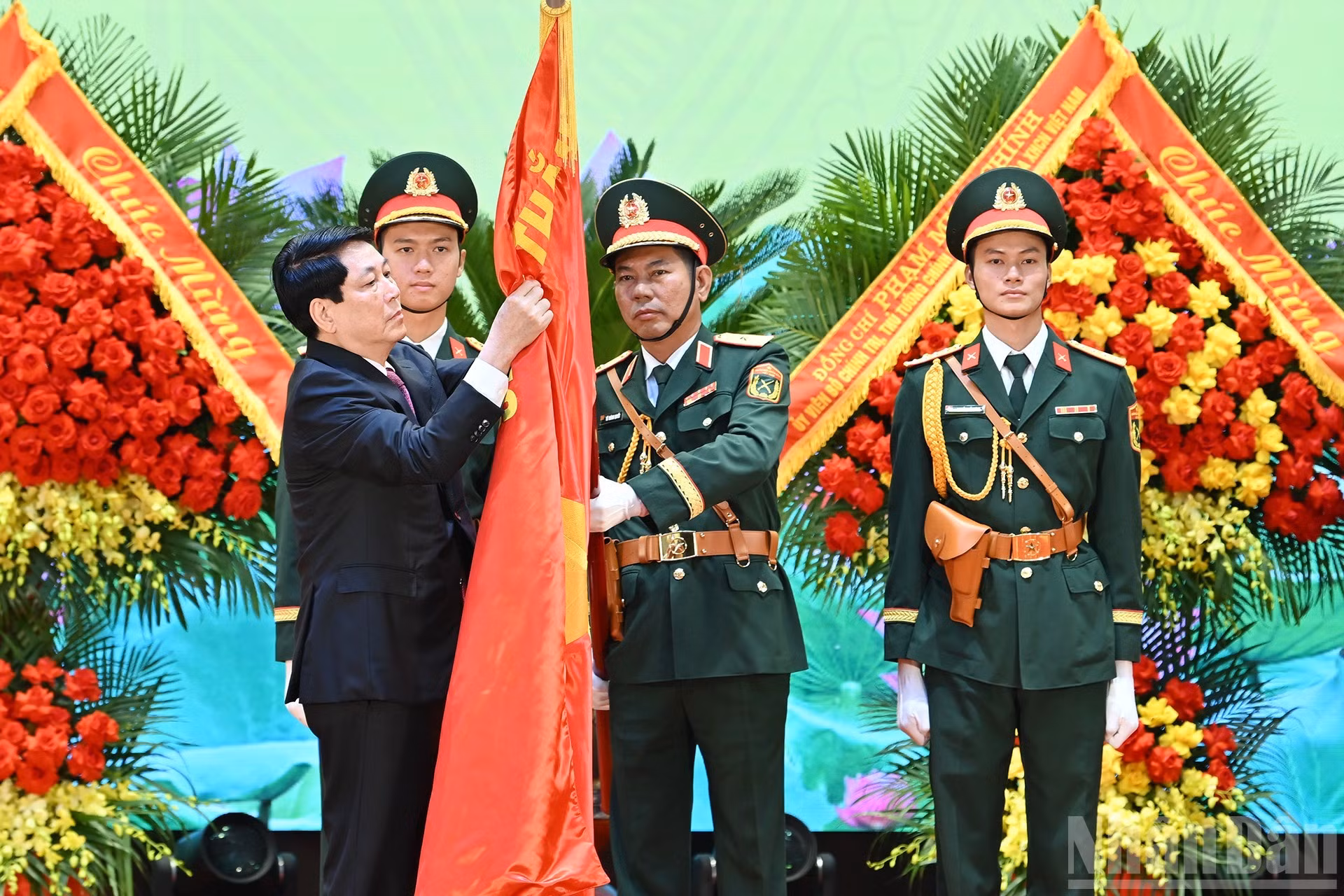 在纪念大会上，国家主席梁强向第三军区授予一级保卫祖国勋章。