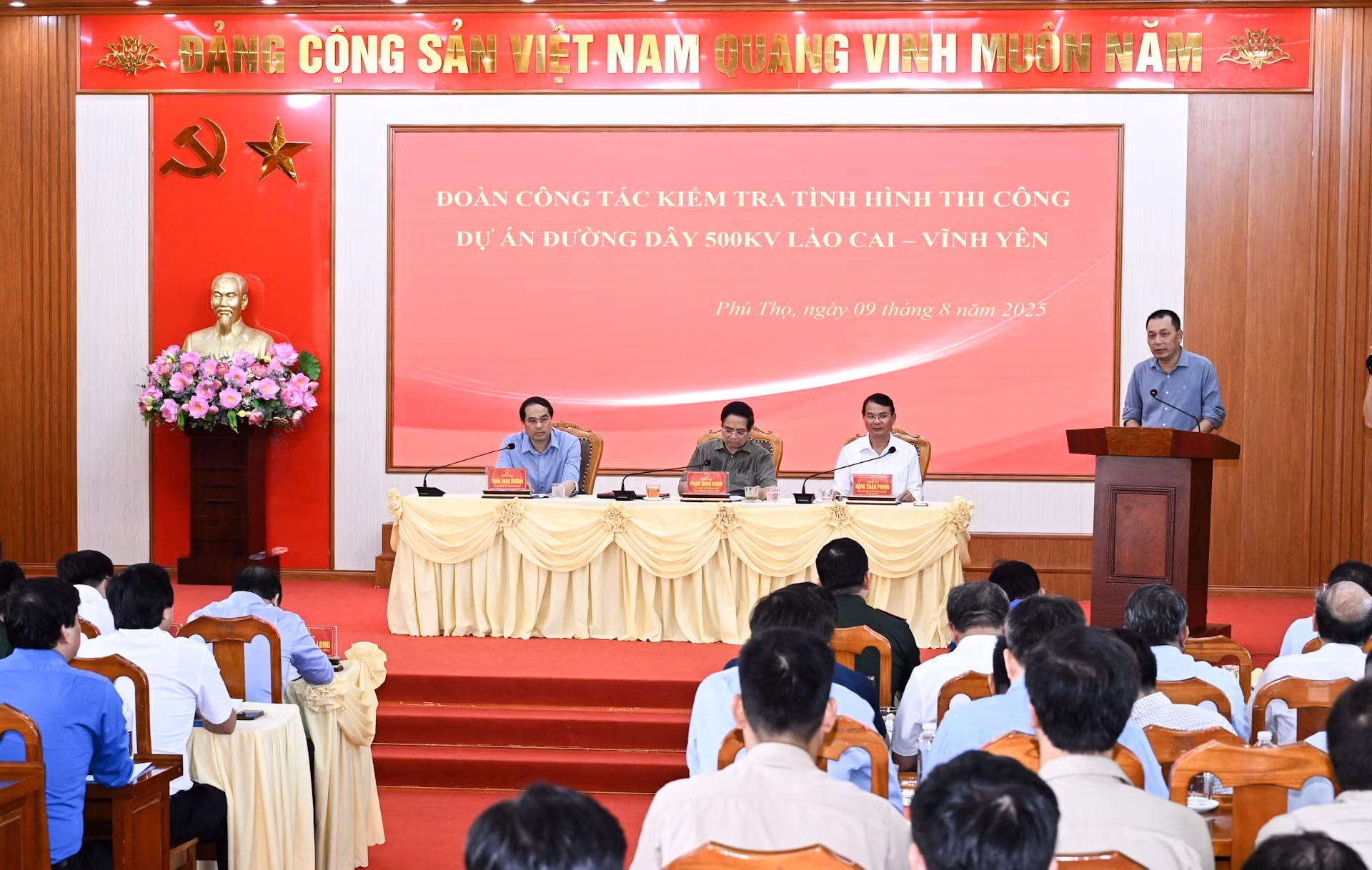 越南电力集团（EVN）董事长邓黄安在会上向总理汇报工作。