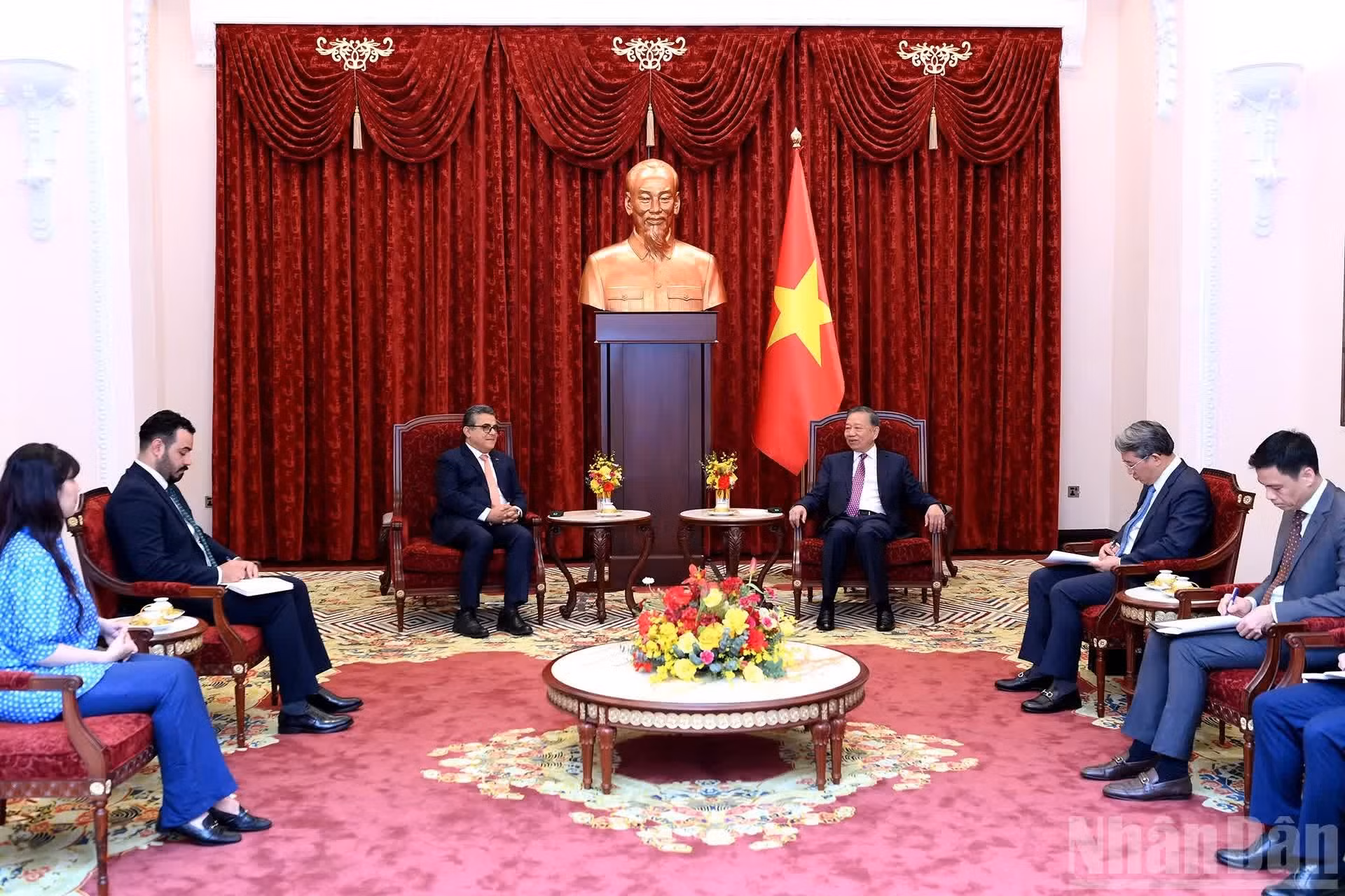 苏林总书记、国家主席会见巴勒斯坦驻越南大使萨阿迪·萨拉马。