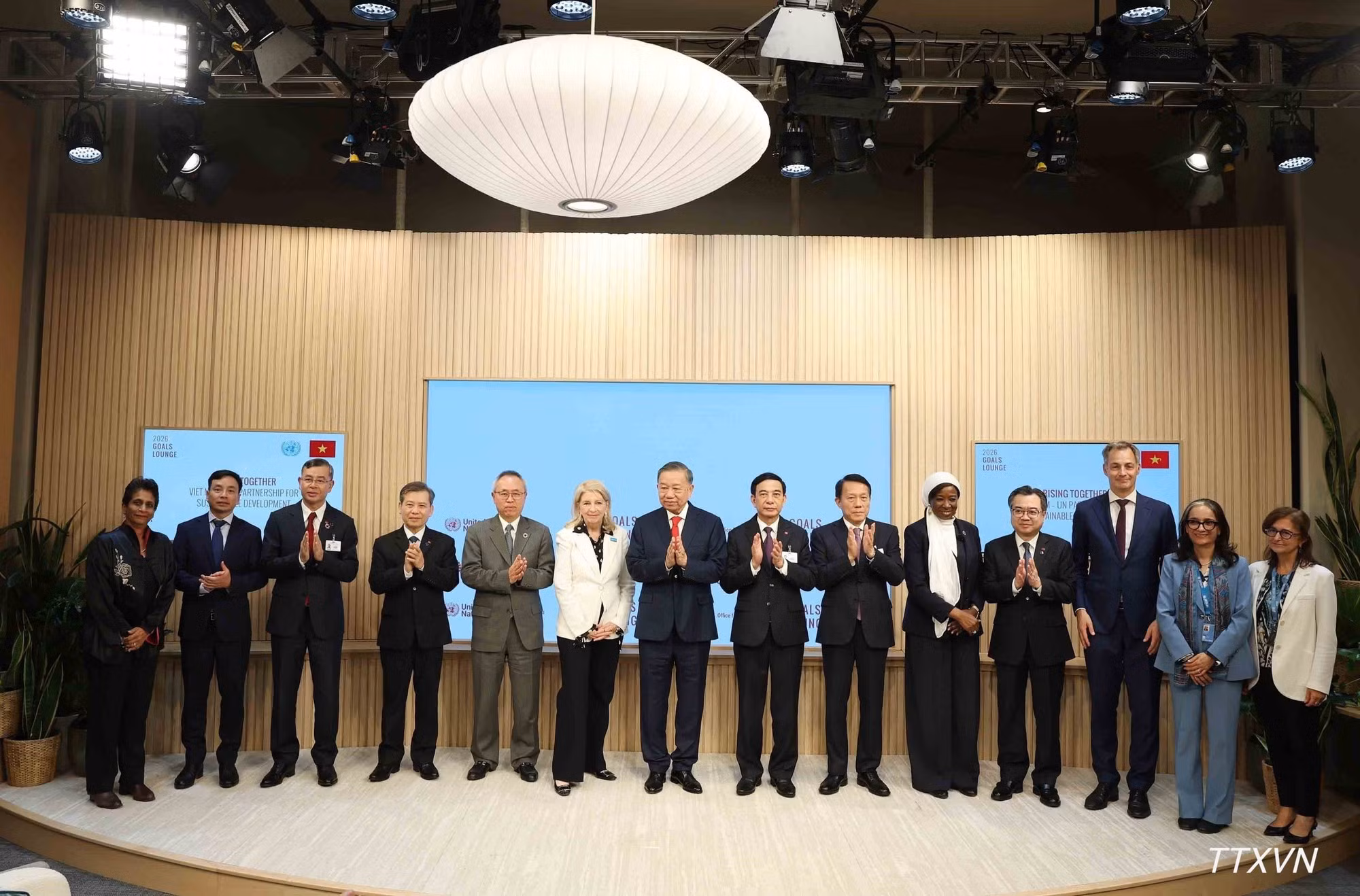苏林总书记、国家主席与各位代表。