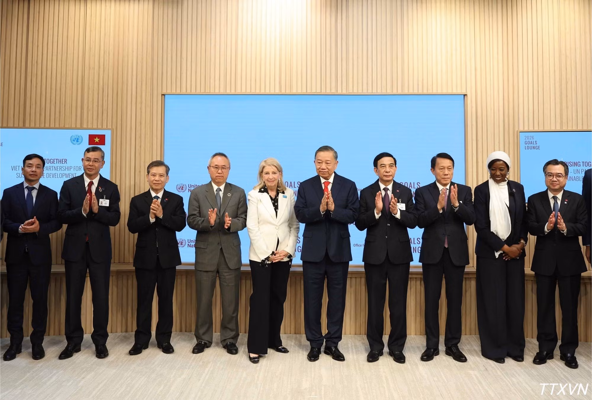 苏林总书记、国家主席与各位代表。