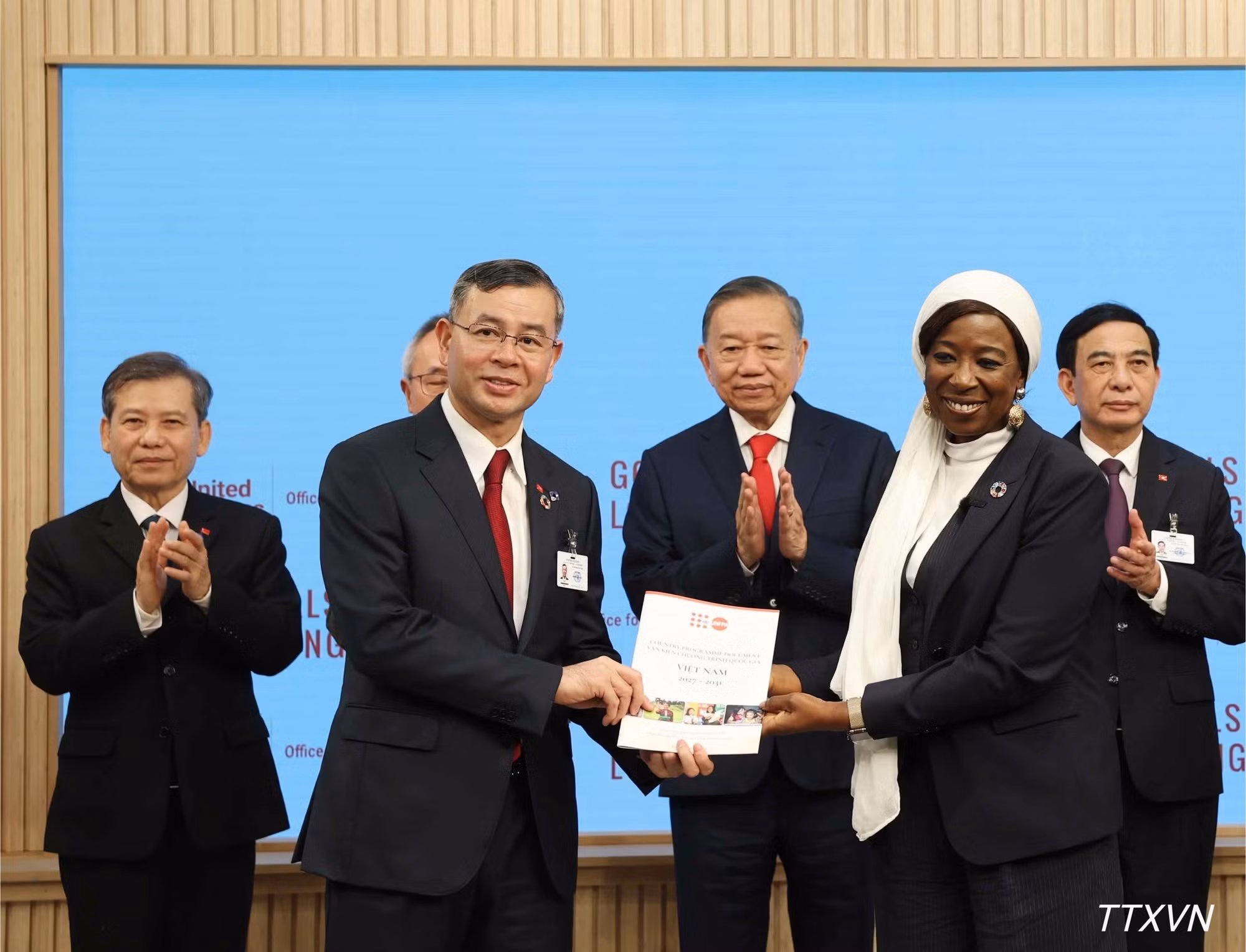 越共中央总书记、国家主席苏林见证越南与联合国交换双边合作文本。