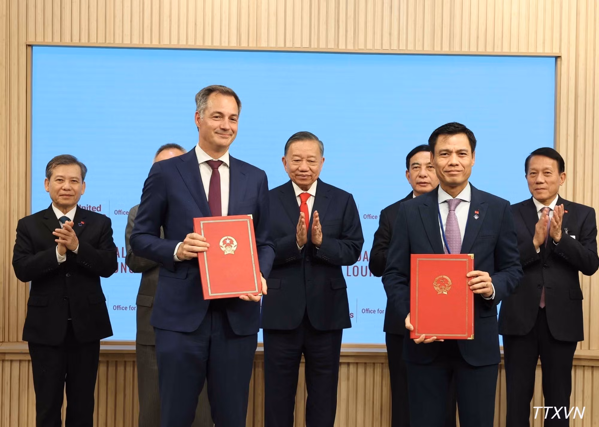 越共中央总书记、国家主席苏林见证越南与联合国交换双边合作文本。