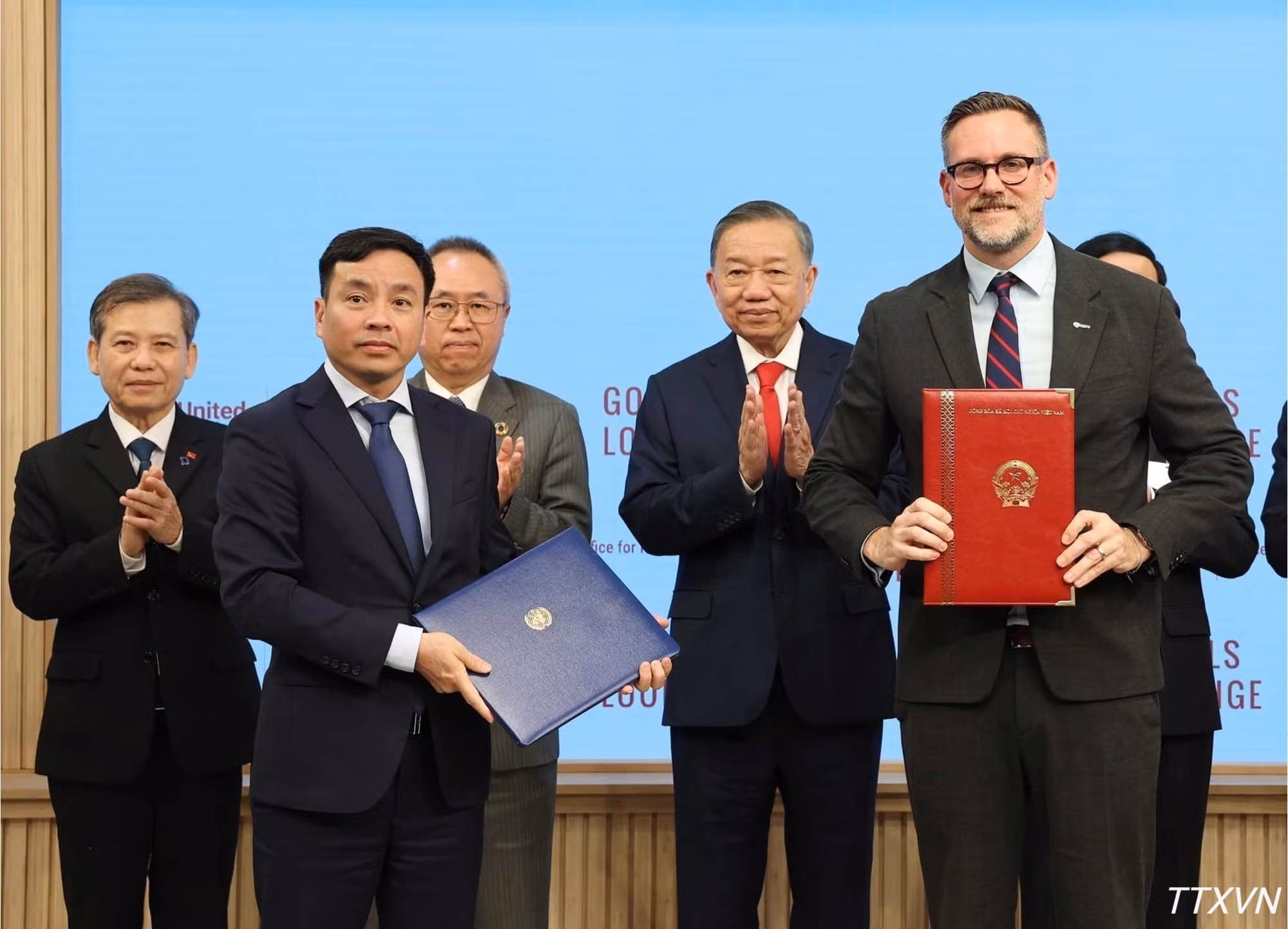 越共中央总书记、国家主席苏林见证越南与联合国交换双边合作文本。