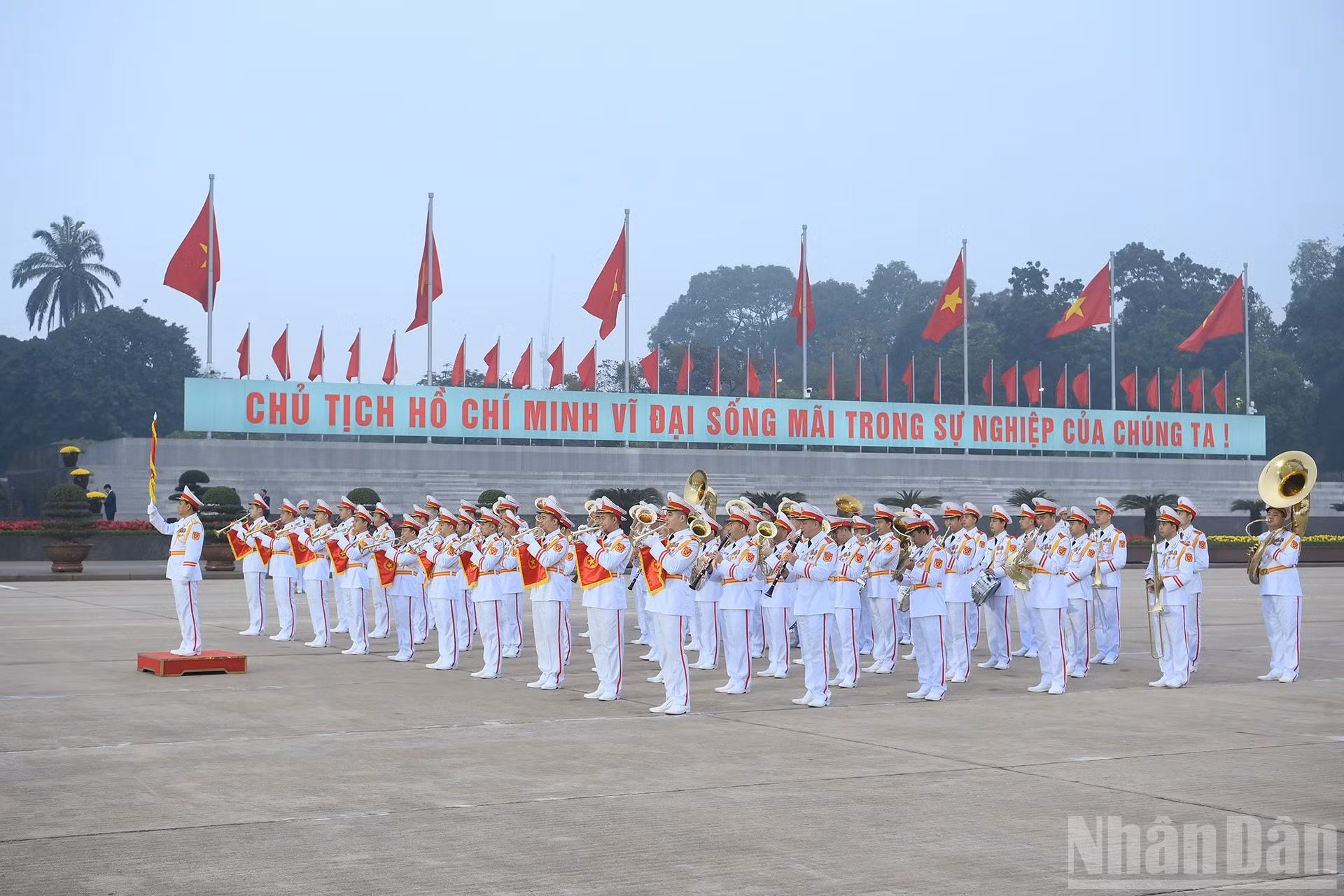 军乐团在巴亭广场举行仪式。