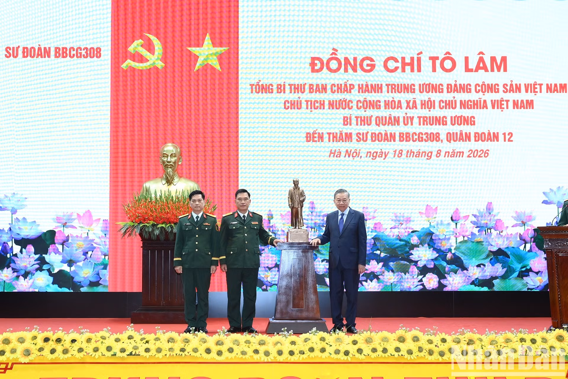苏林总书记、国家主席向308师赠送胡志明主席塑像。