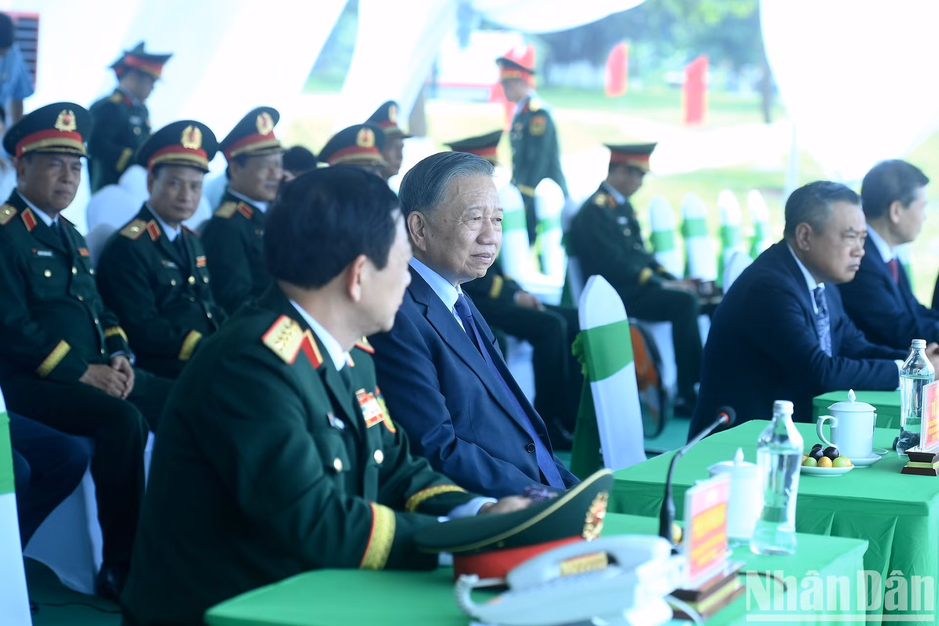 苏林总书记、国家主席以及各位代表参观机械化步兵连队进行涉水障碍训练演练。