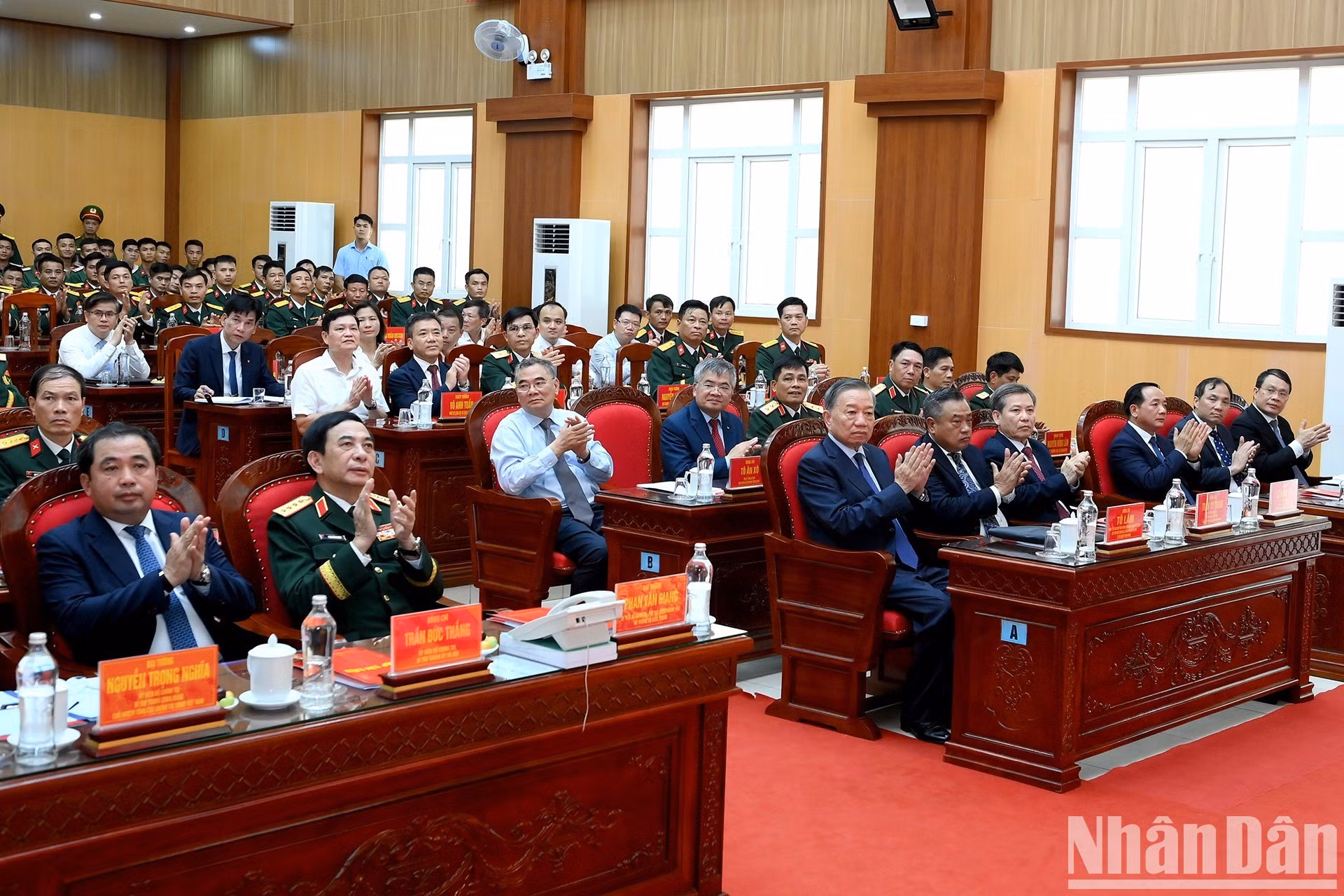 苏林总书记、国家主席以及各位代表同国防部第12军团机械化步兵308师举行工作会议。