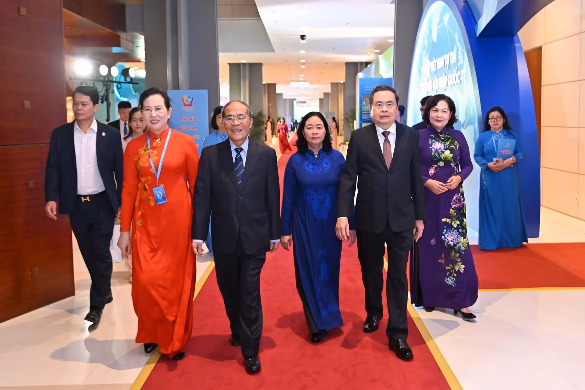 国会主席陈青敏以及各位代表出席大会。