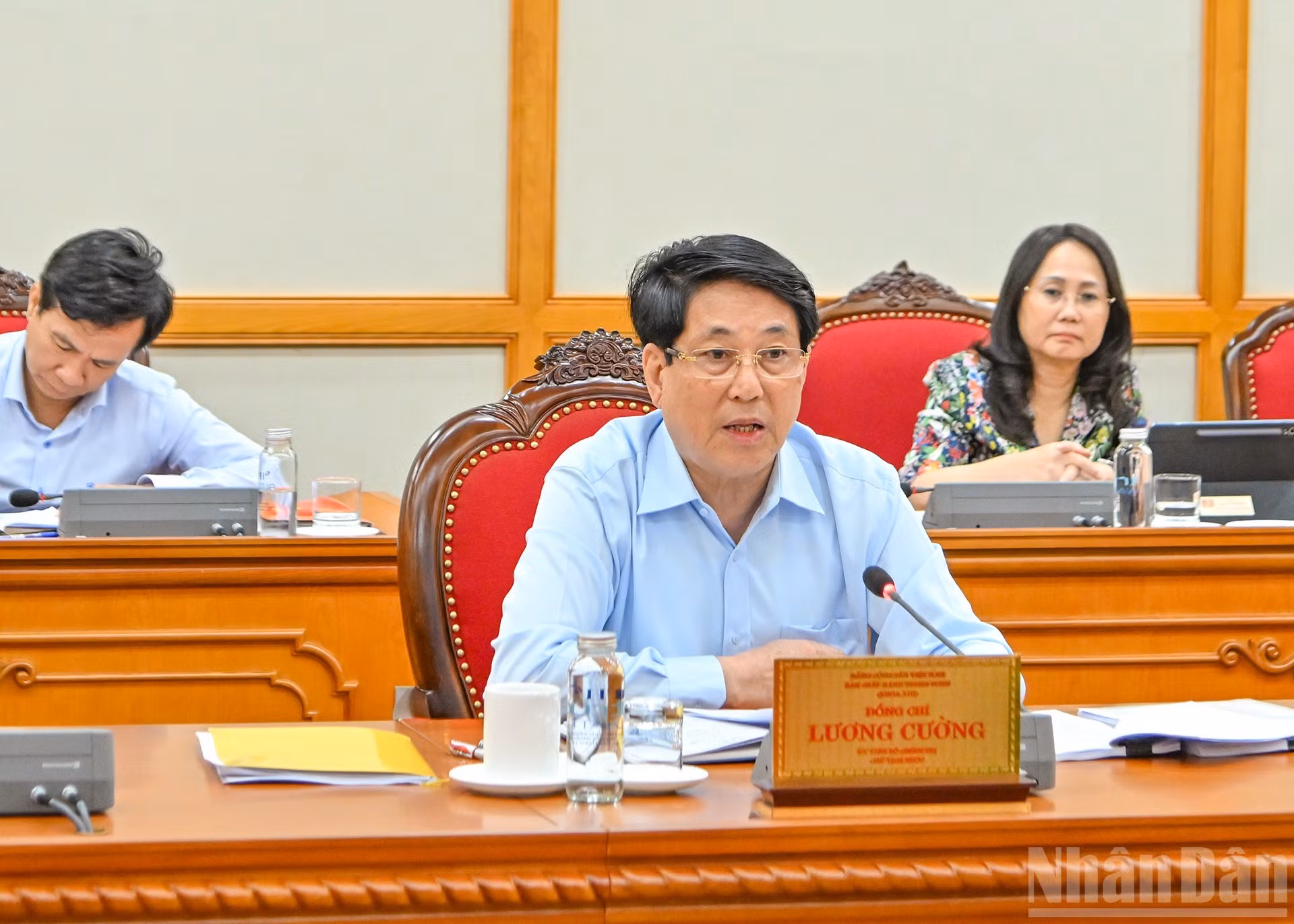 梁强主席在与同奈省省委常委会进行工作会议上发表讲话。