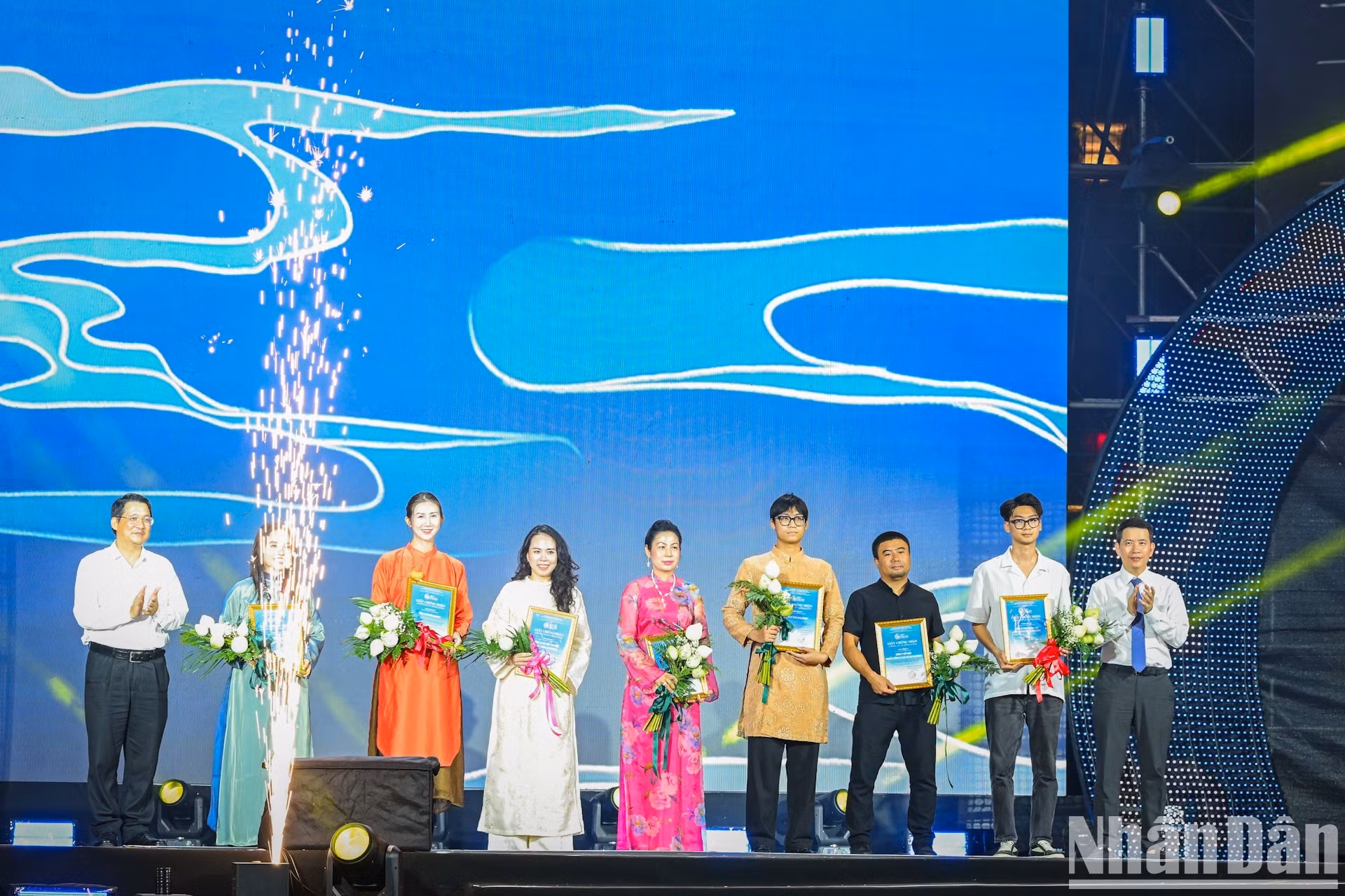 组委会送花感谢协助单位。