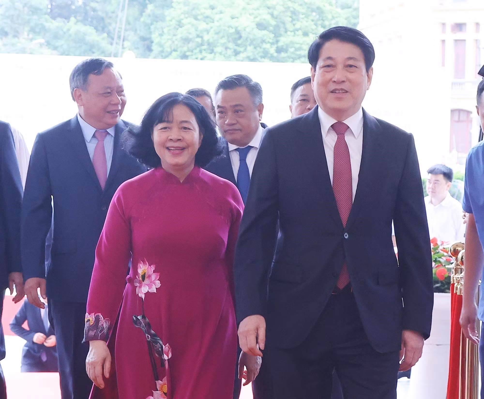 越南国家主席梁强、河内市委书记裴氏明怀出席在河内市举行的公布仪式。（图片来源：越通社）