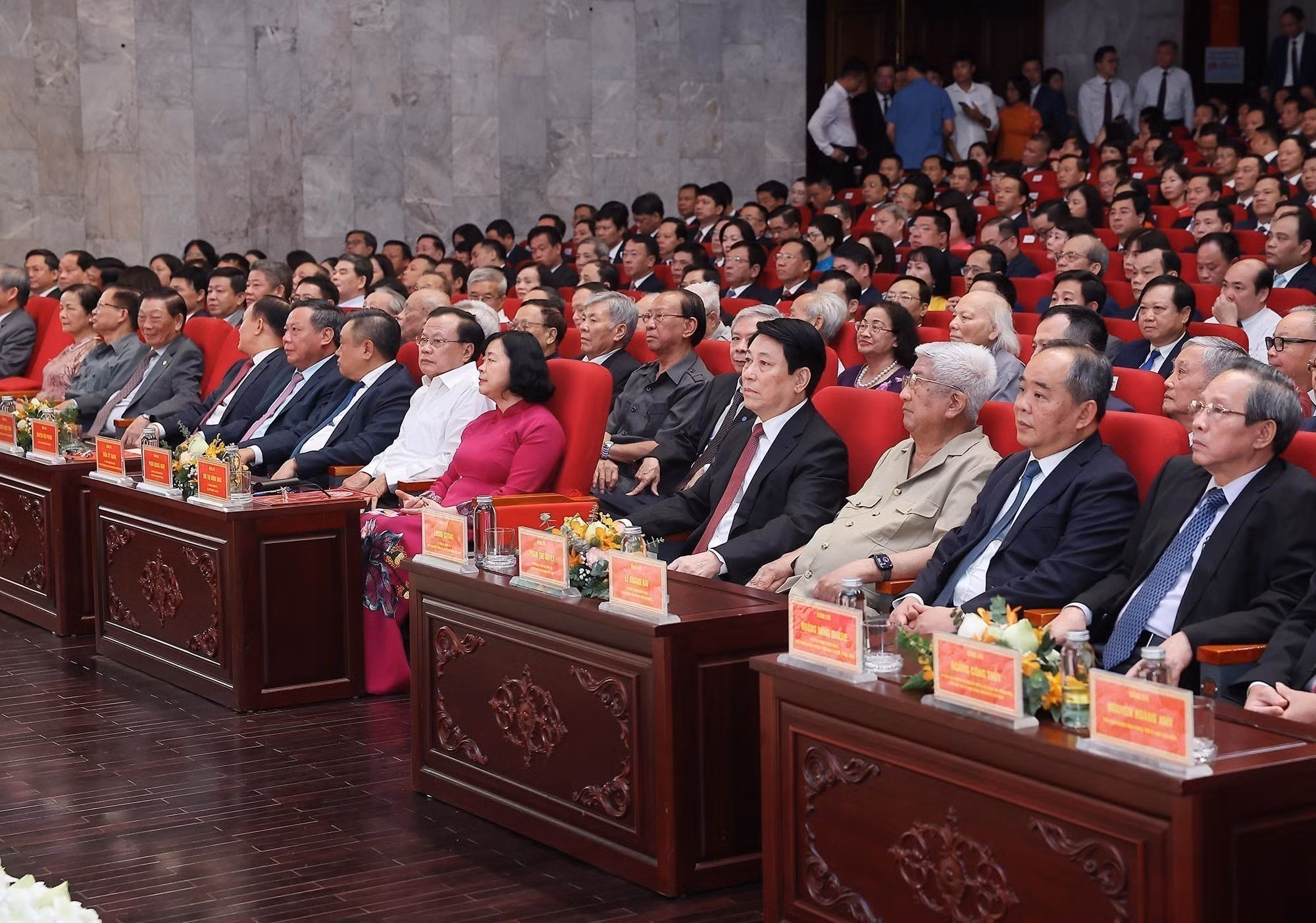 越南国家主席梁强以及各位代表出席在河内的公布仪式。（图片来源：越通社）