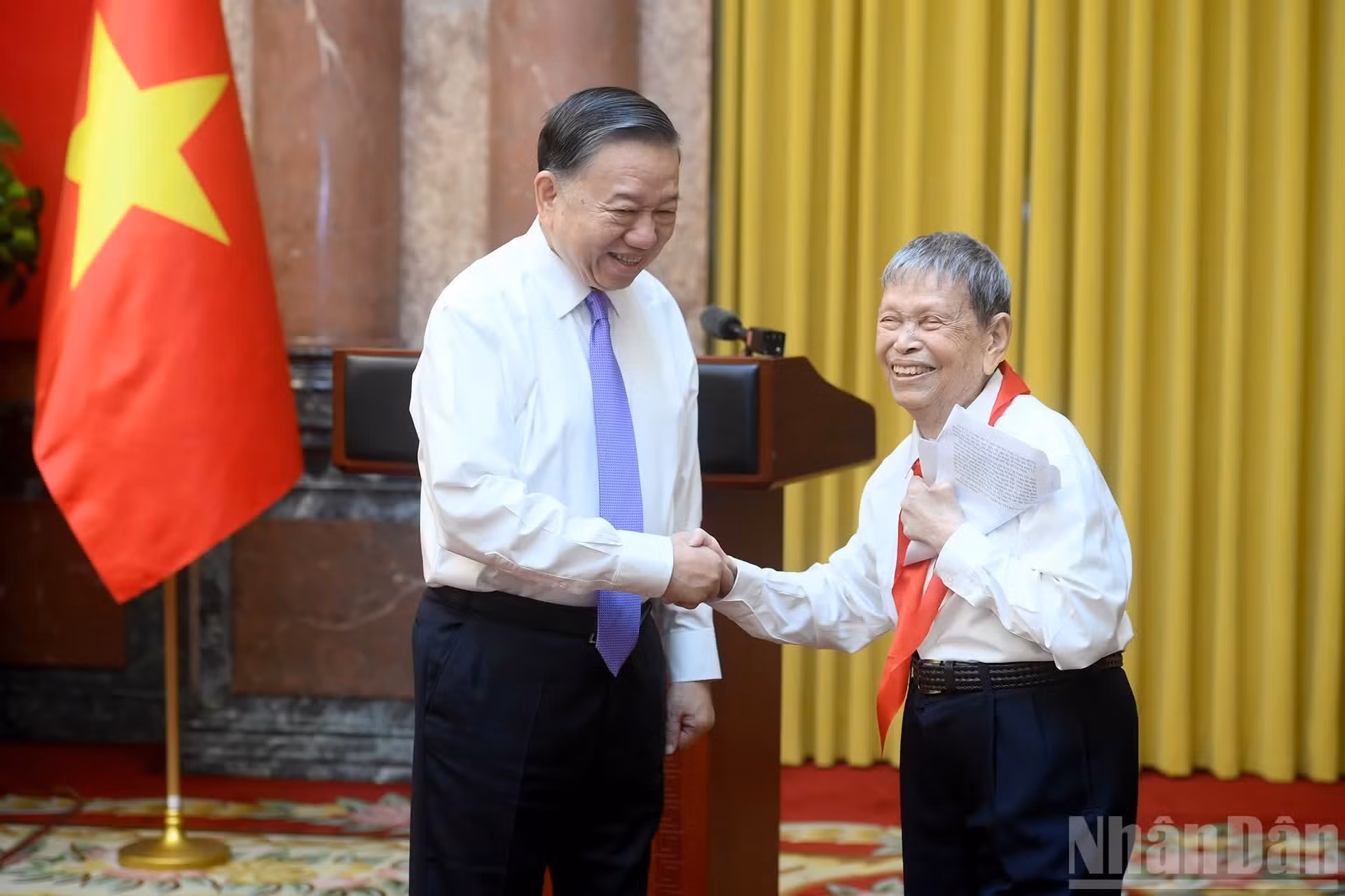 苏林总书记、国家主席与人民教师、劳动英雄阮德盛，阮德盛是1963年以来“善举运动”的发起人，曾有幸会见胡志明主席。