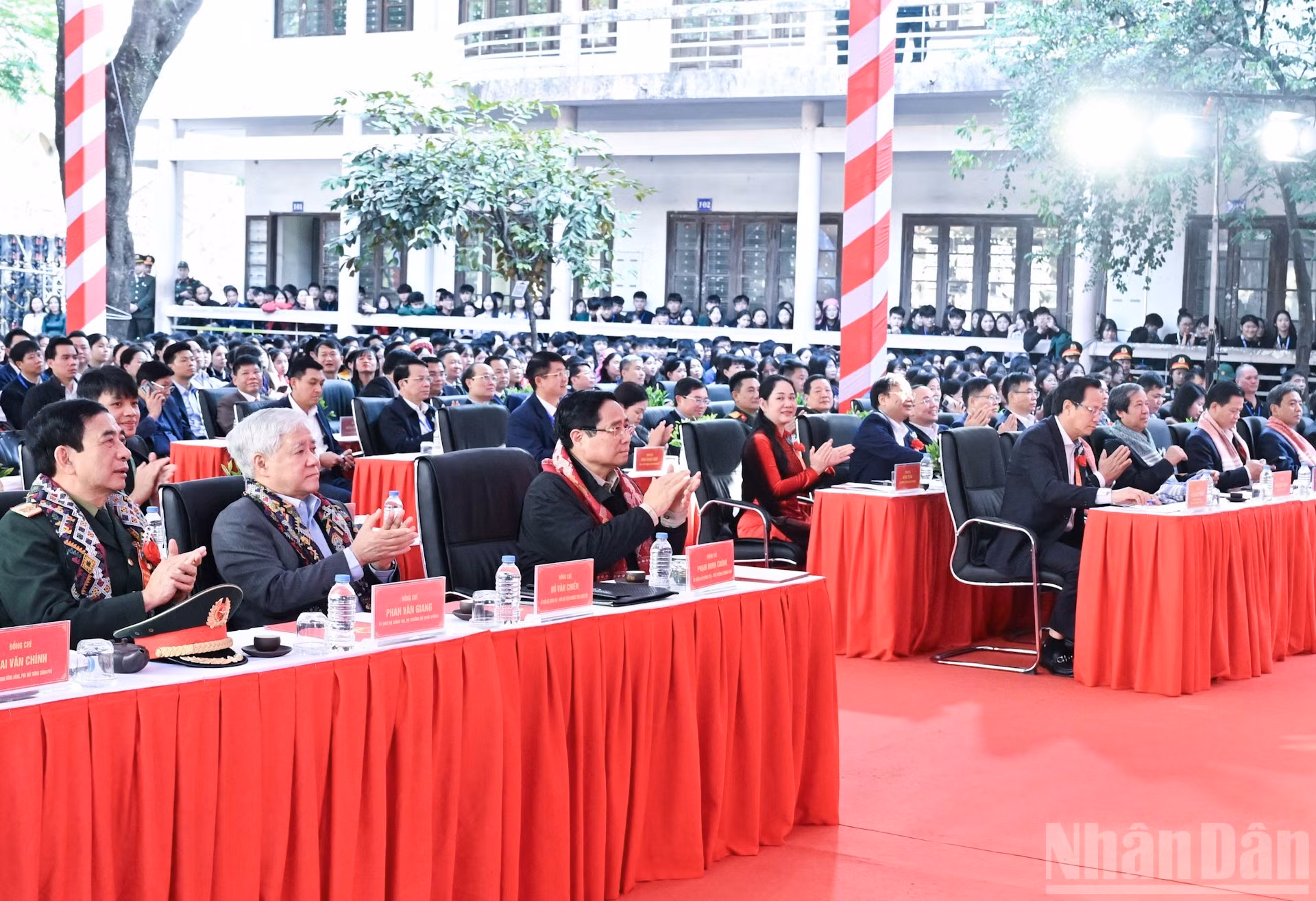 范明正总理以及党和国家领导人出席仪式。