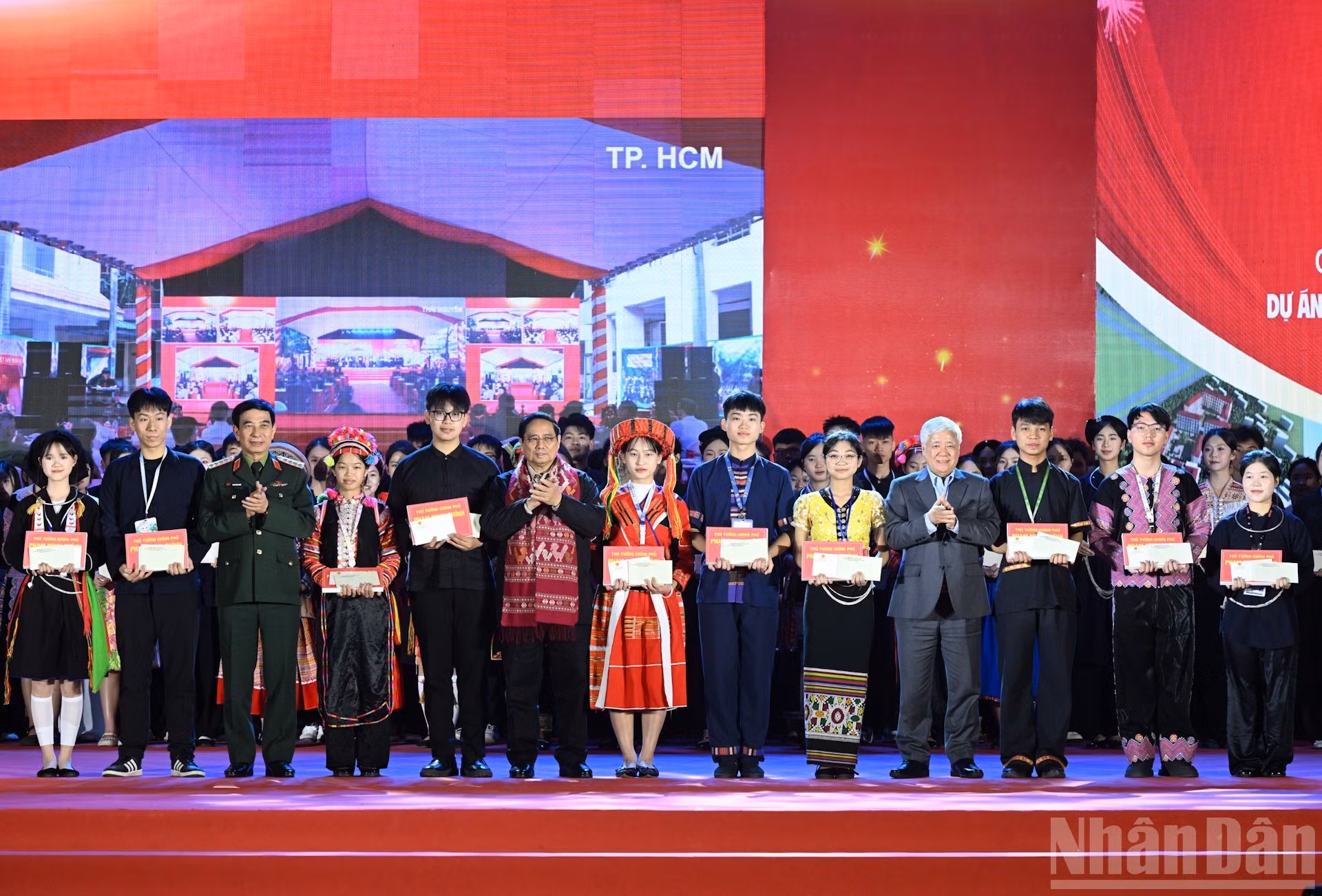 范明正总理以及党和国家领导向越北山区高中学校的学生赠送礼物。