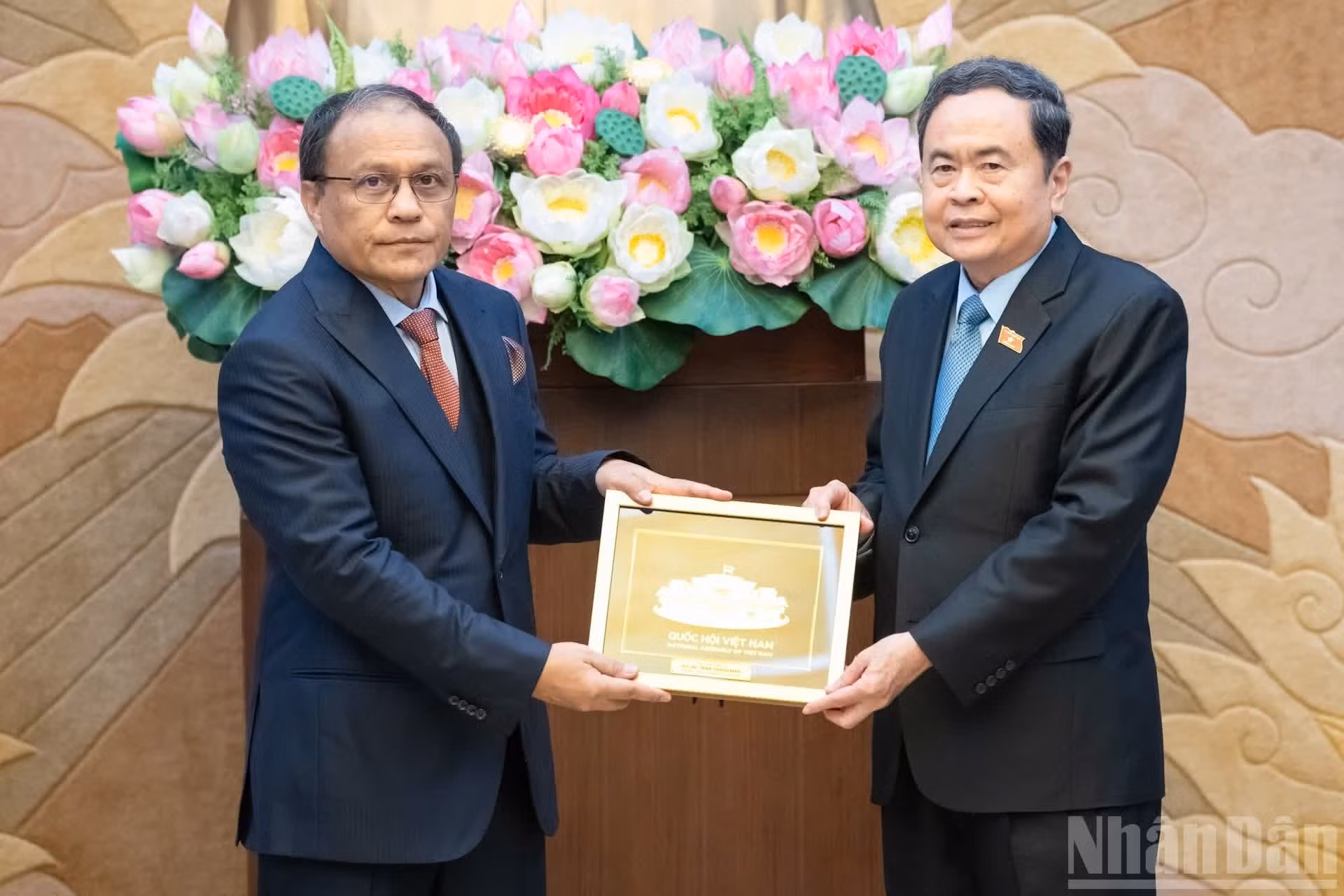 越南国会主席向马来西亚总检察长赠送纪念品。