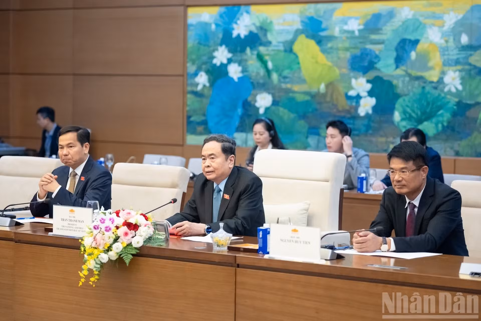 越南国会主席陈青敏以及越南代表出席会见。
