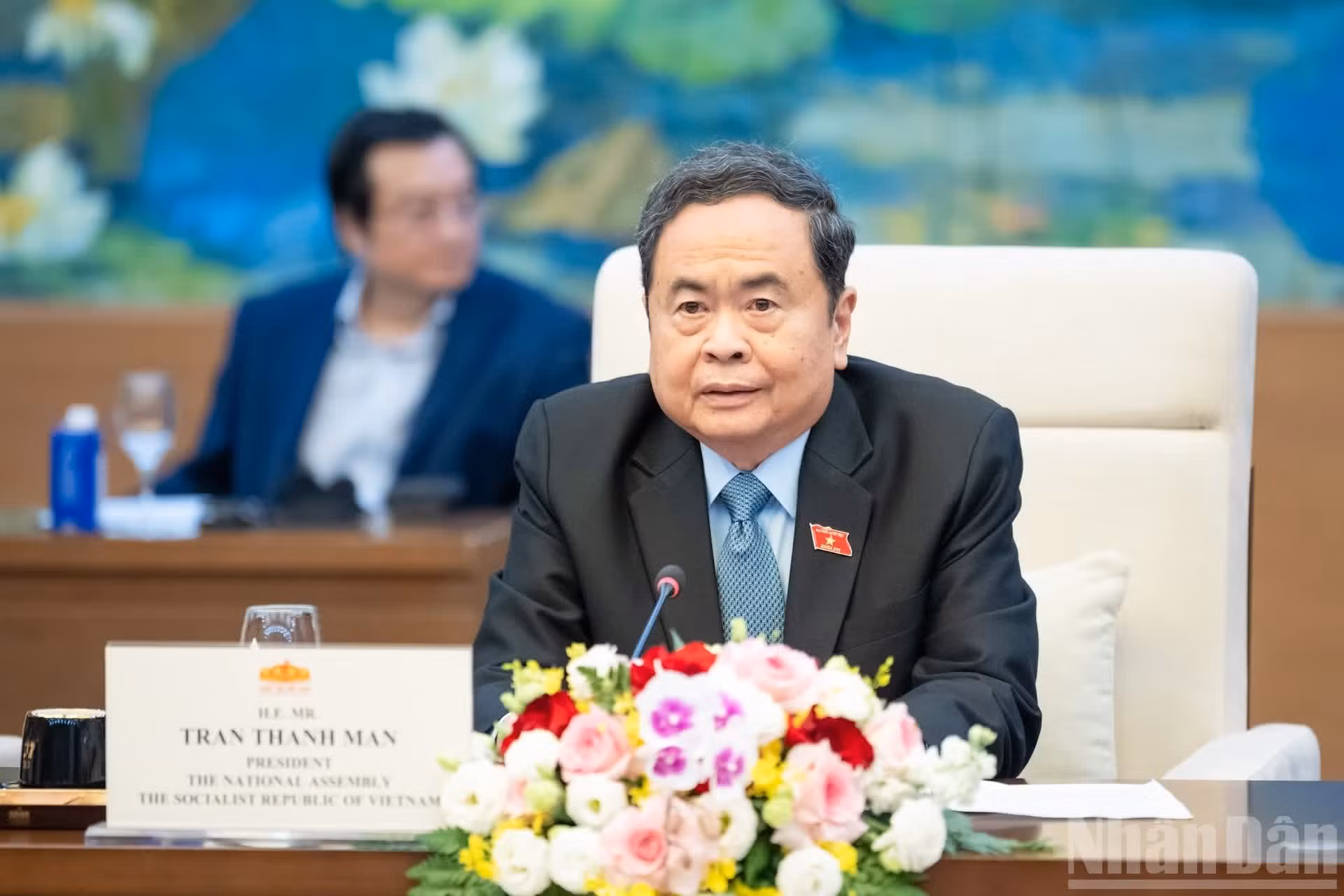越南国会主席陈青敏在会上发表讲话。