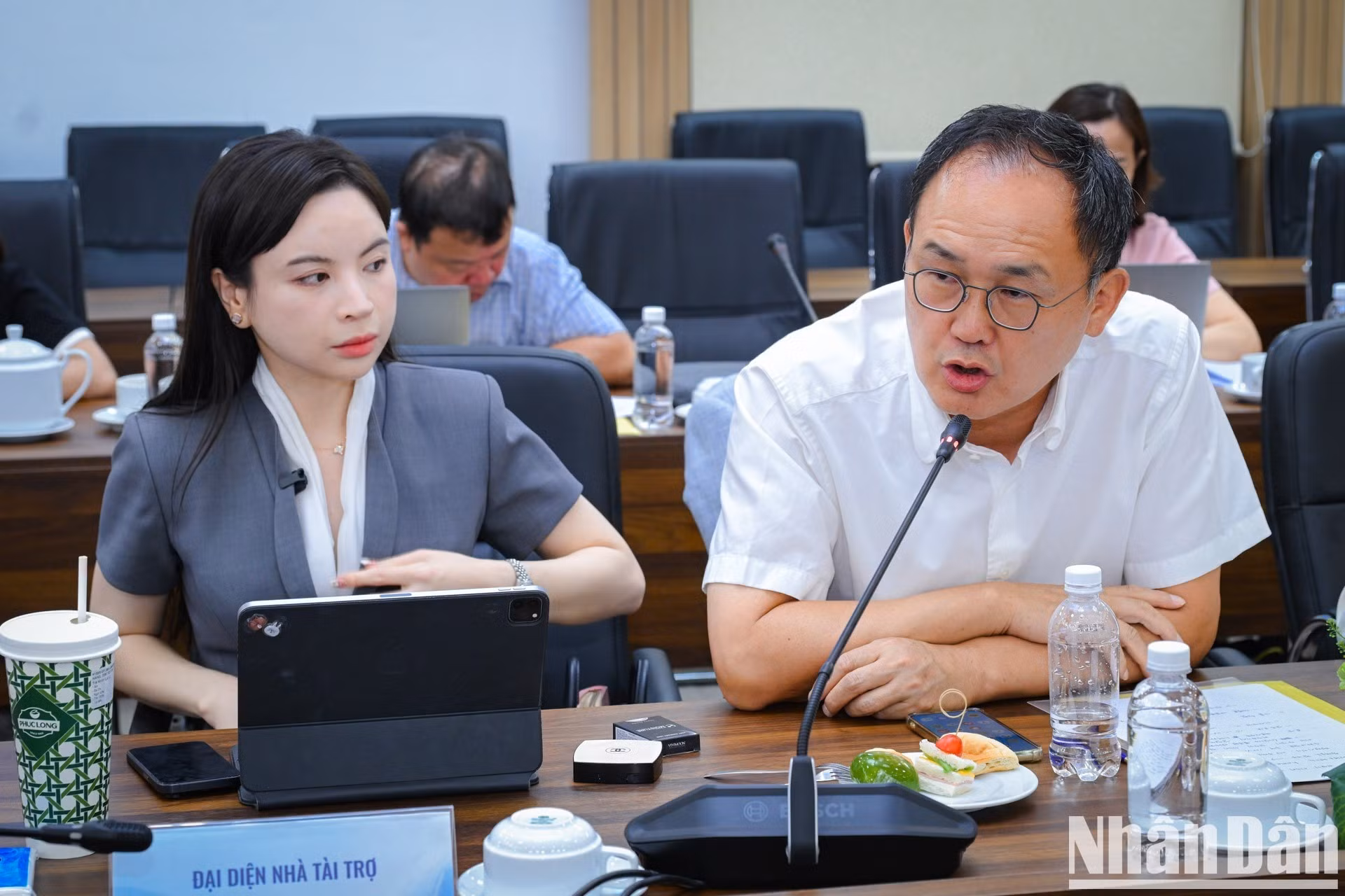 韩国建阳大学教授Bonha Goo在座谈会上分享了专业知识。