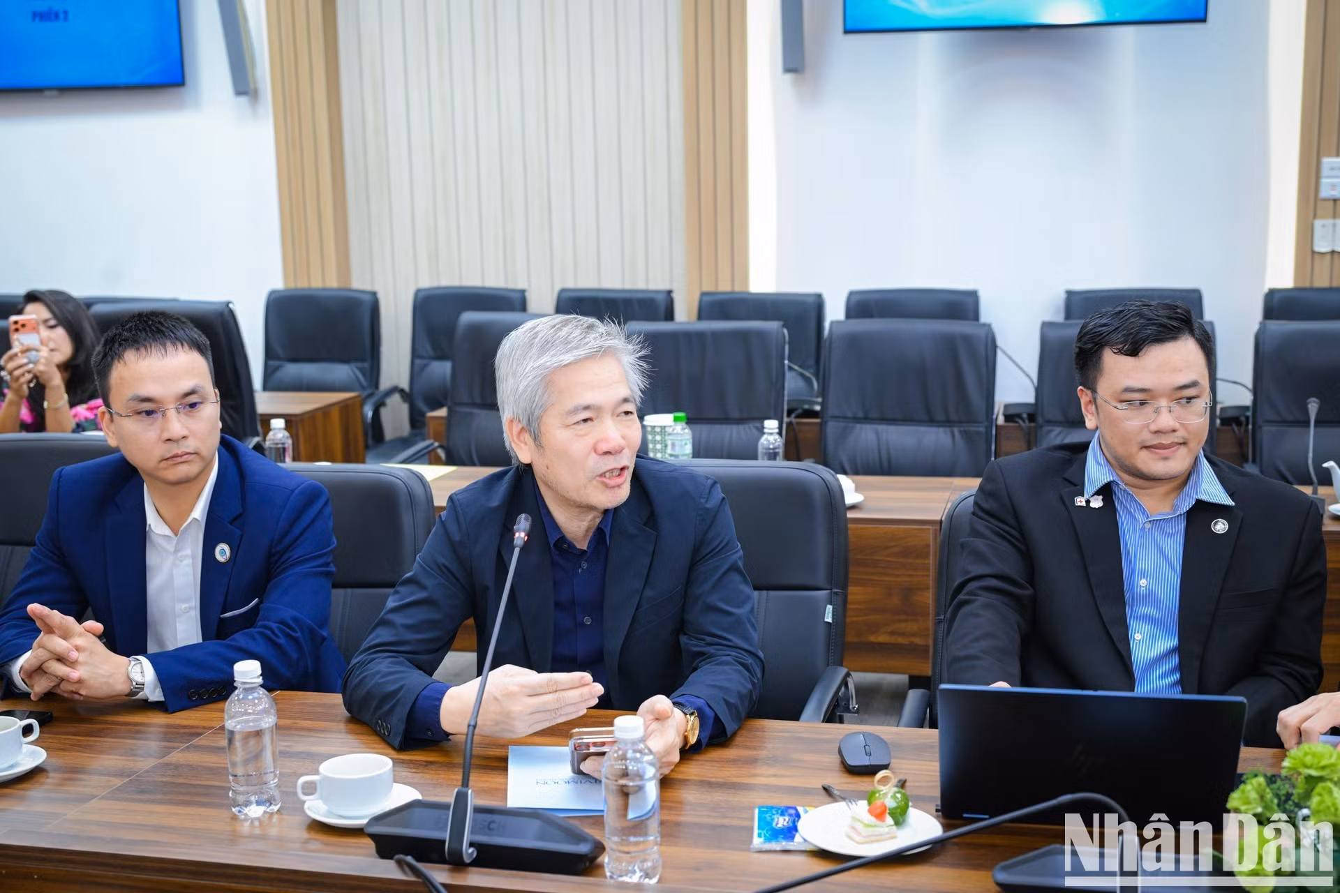 菲尼卡大学医院眼科中心主任裴进雄博士在研讨会上分享。