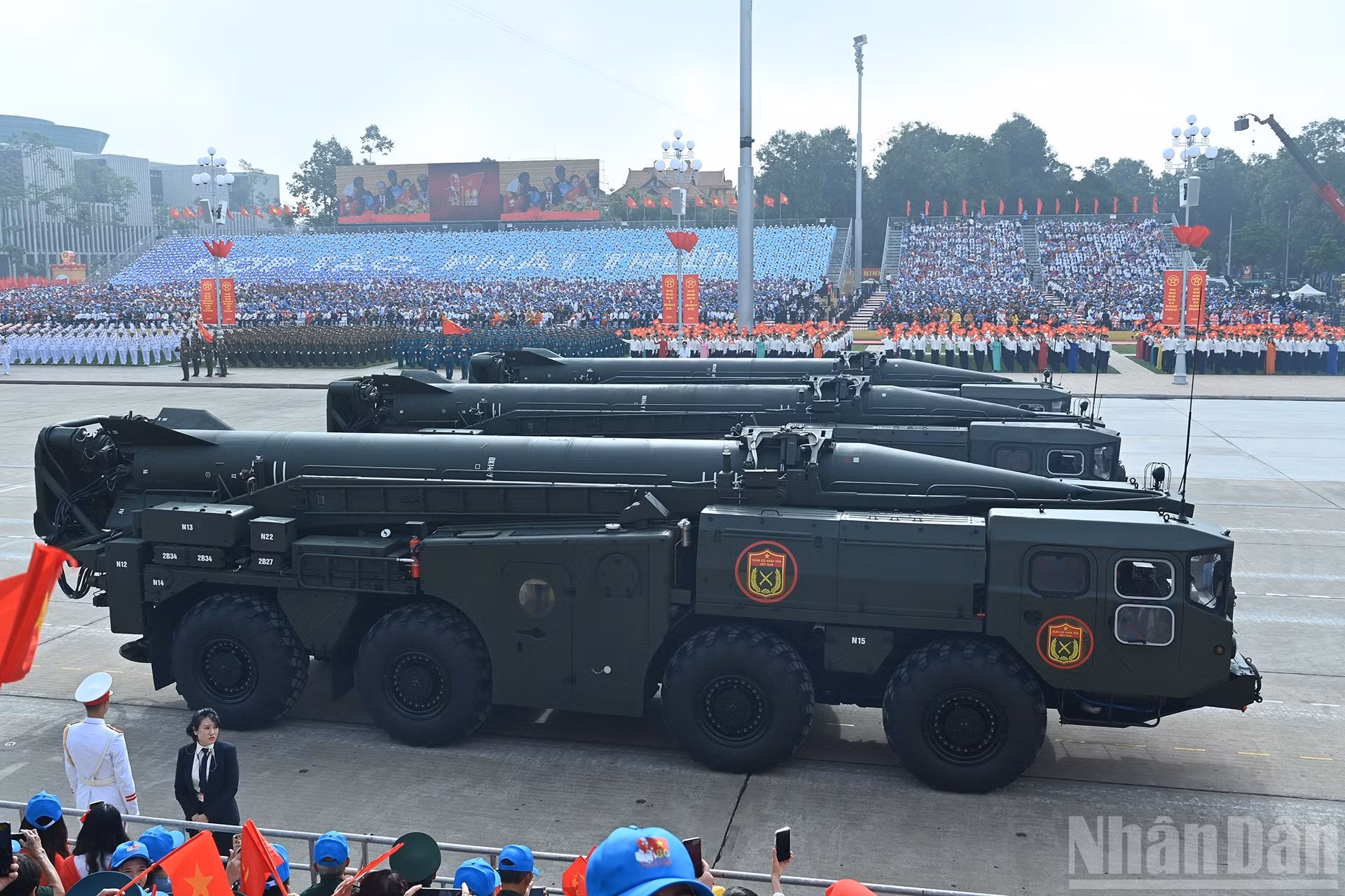 巴亭广场上的海军兵种先进的Redut-M岸基导弹系统。