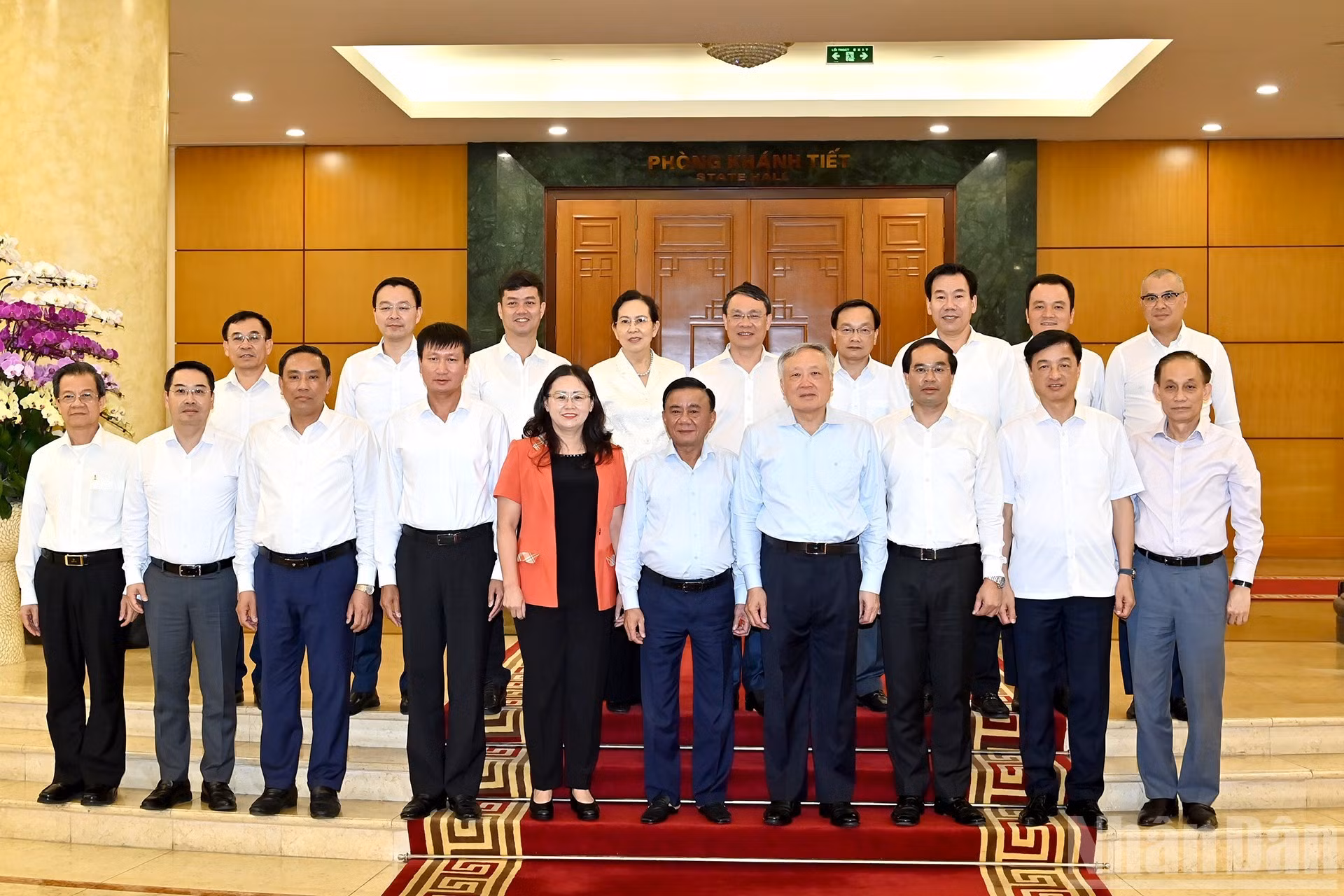 中央书记处常务书记陈锦绣以及党和国家领导和老街省委常委会代表合影。