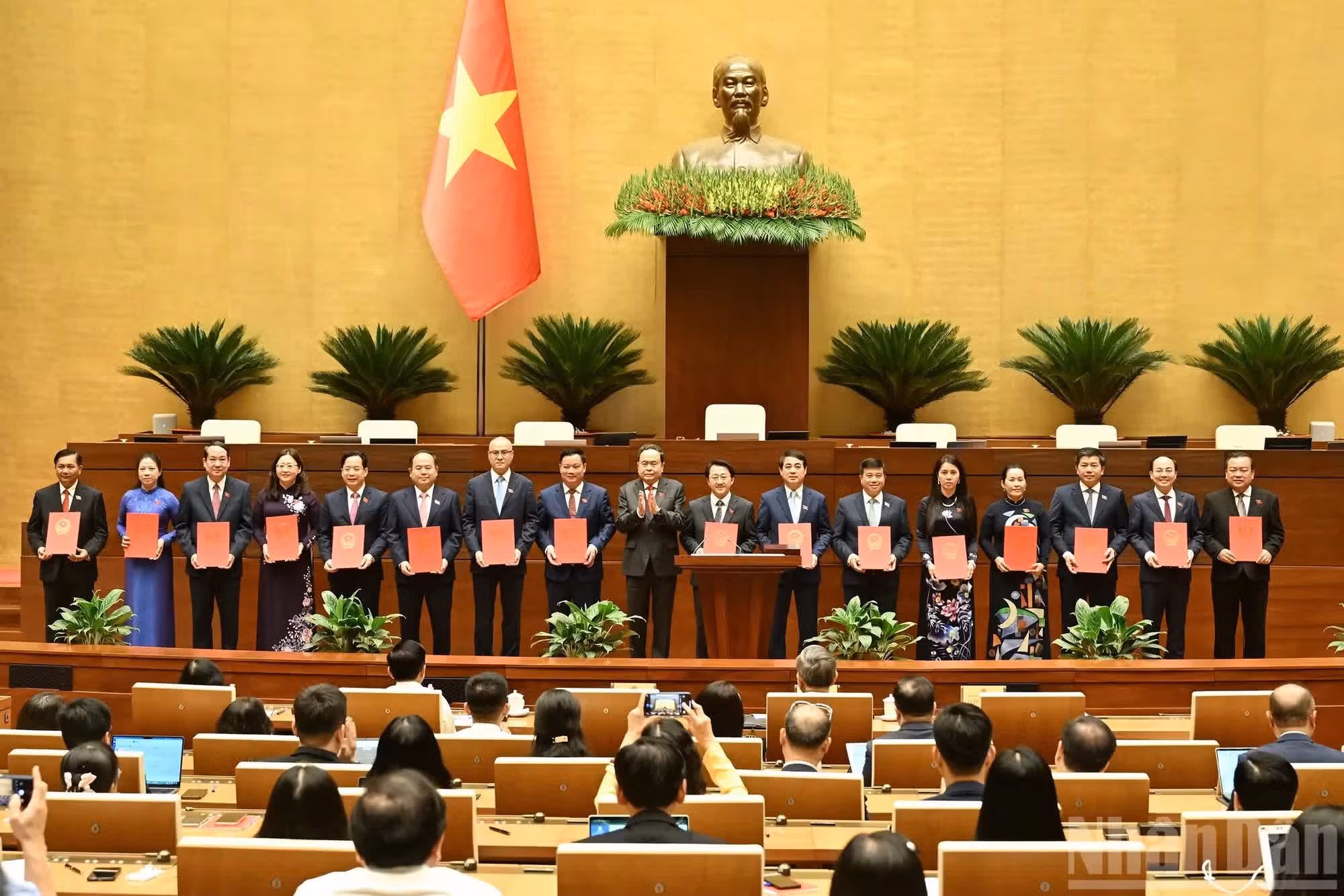 国会主席陈青敏向各国会代表团团长颁发批准决议。