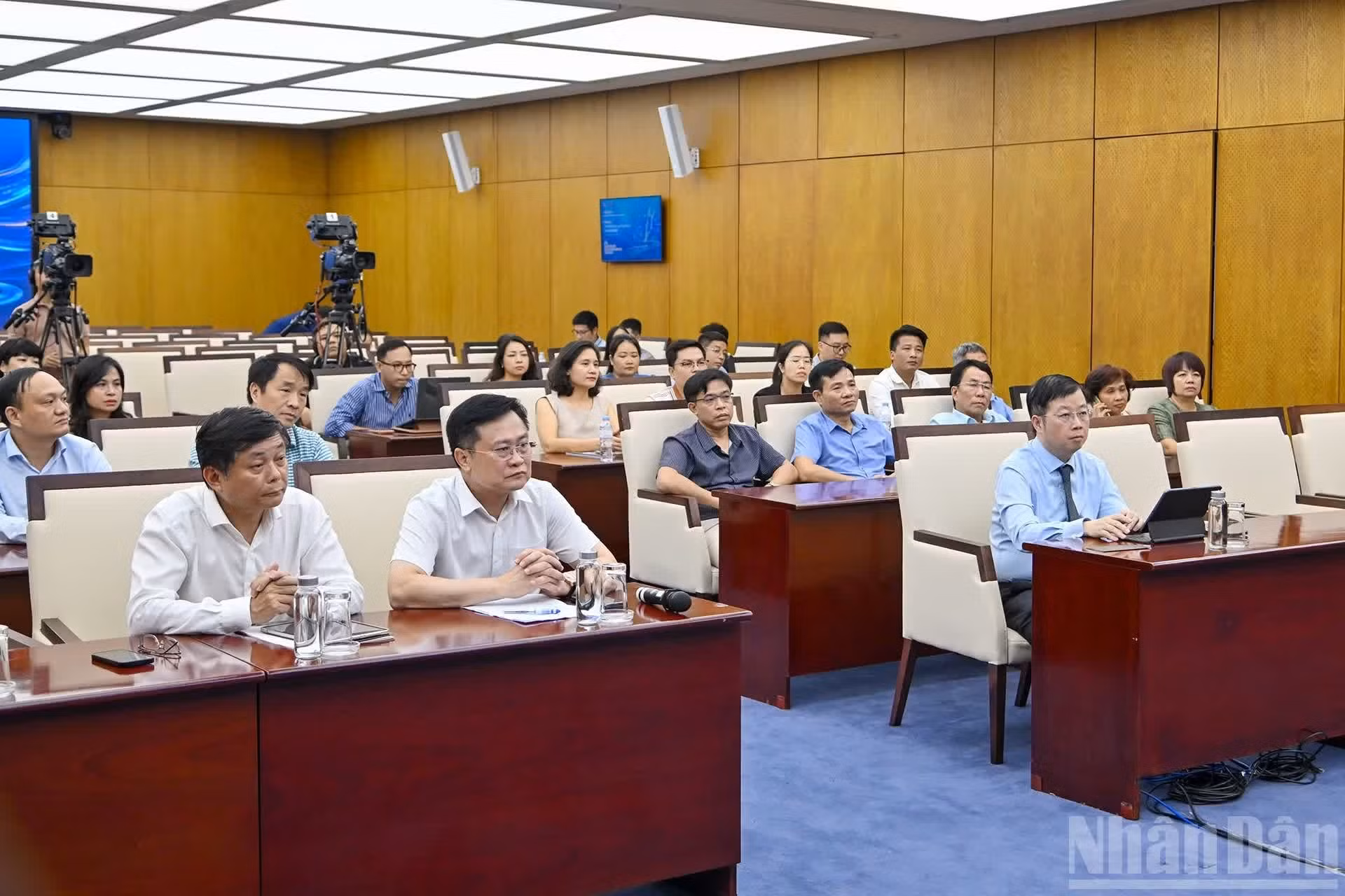 各位代表出席讨论会。