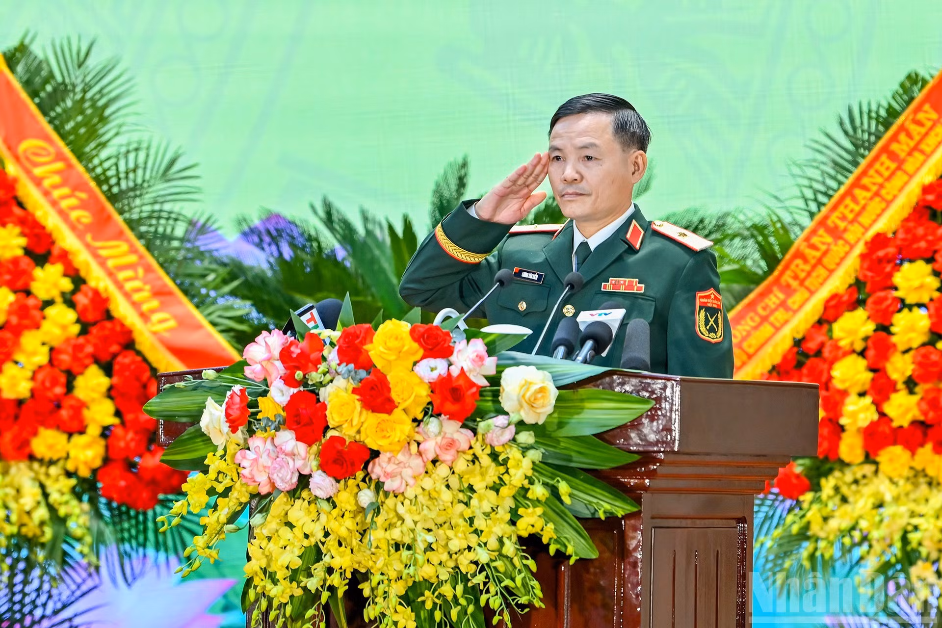 第三军区司令梁文剑少将在会上发表讲话。