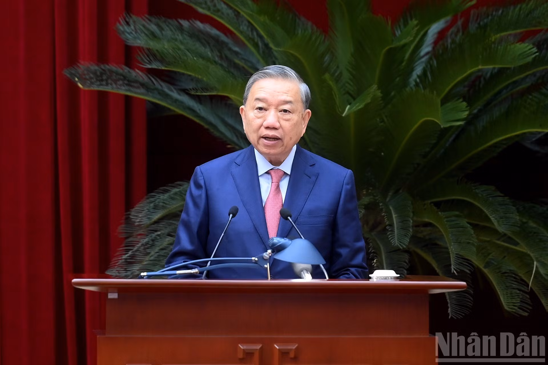 苏林总书记在会上致开幕词。