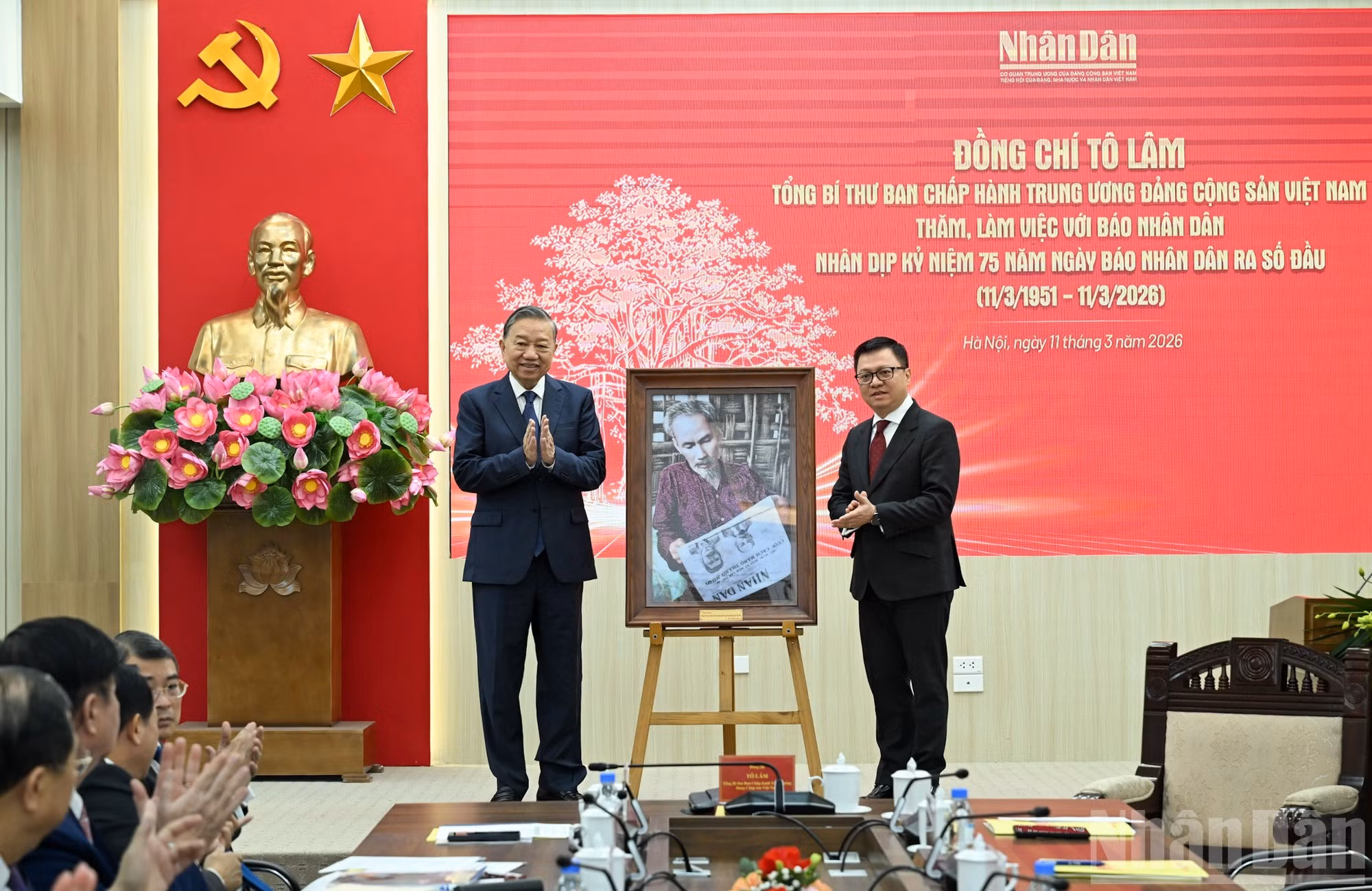 苏林总书记接受《人民报》领导赠送的胡志明主席阅读《人民报》的画面。