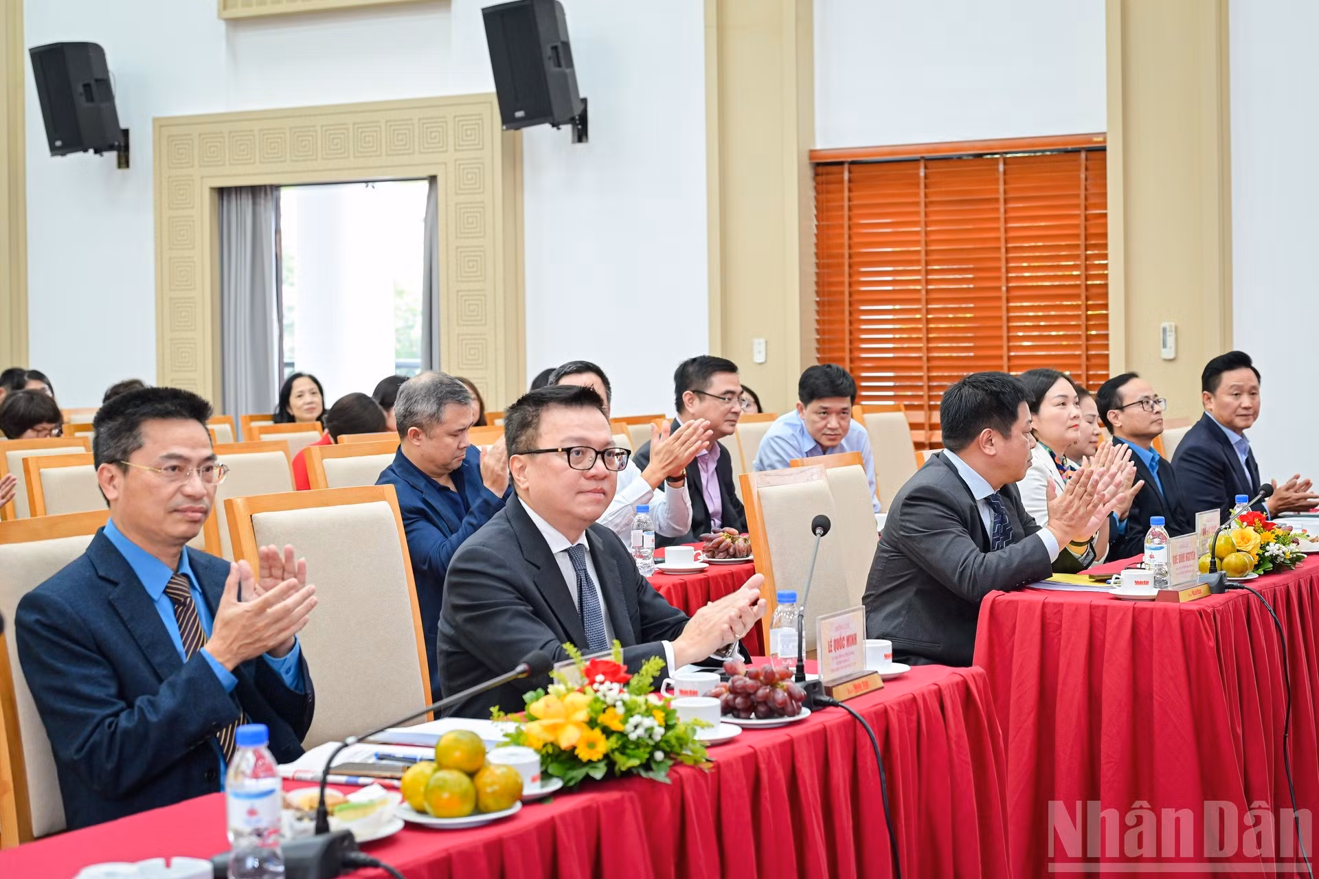 越共中央委员、《人民报》社总编辑、中央宣教与民运部副部长、越南新闻工作者协会主席黎国明以及各位代表出席会议。