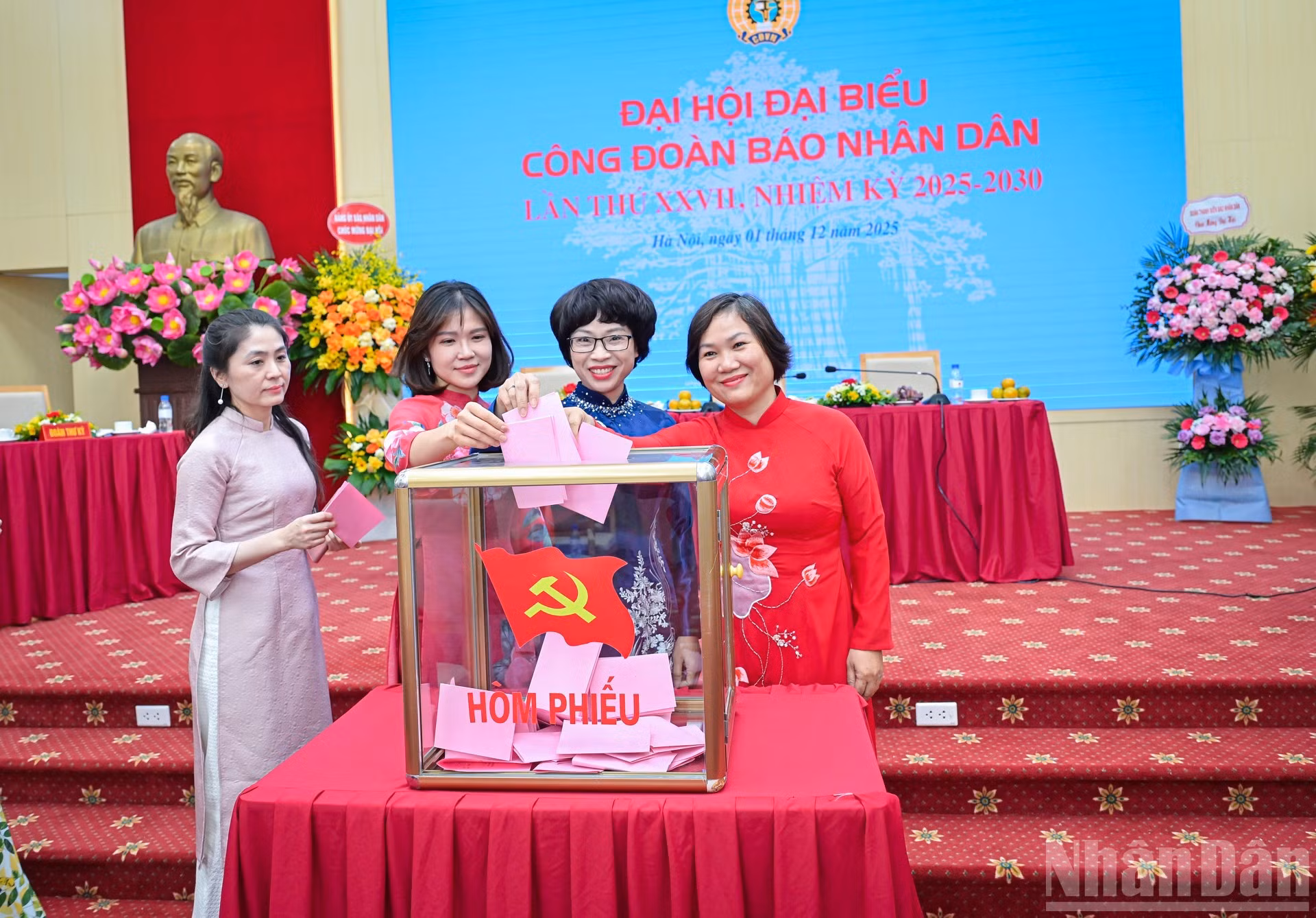 各位代表投票选举产生了越南《人民报》社工会第二十七届执行委员会（2025-2030任期）及出席上级工会代表大会的代表。