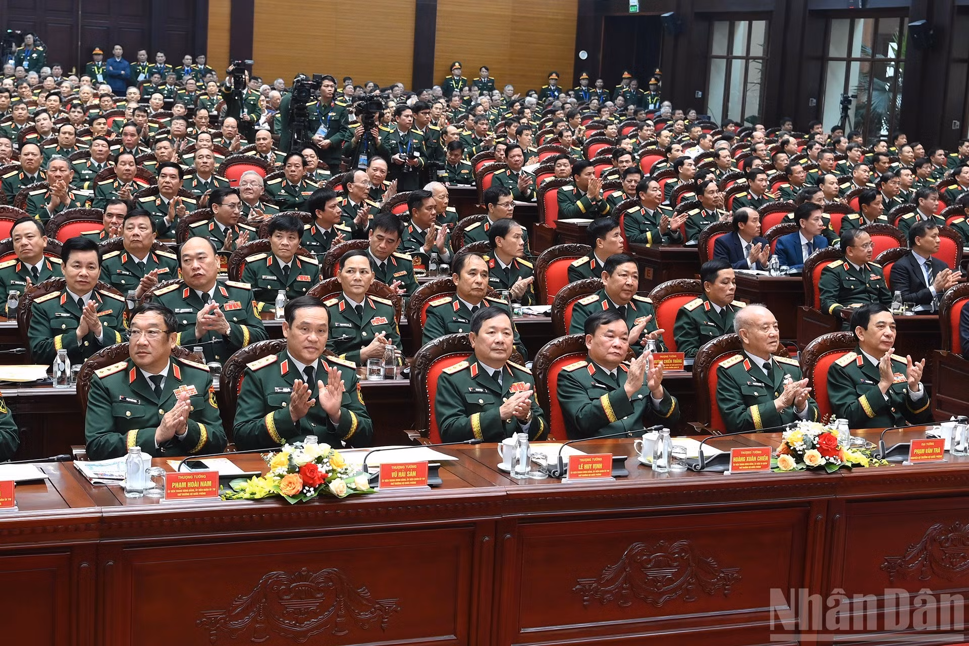 国防部领导、前领导和各位代表出席仪式。