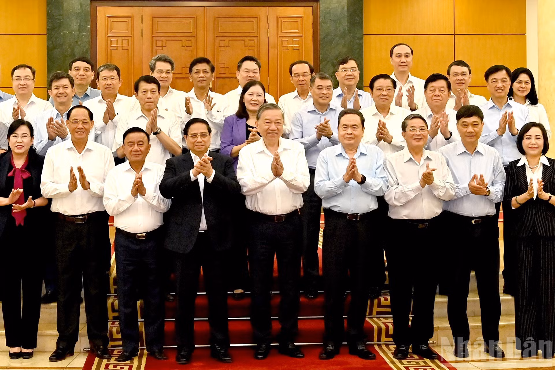 苏林总书记同党和国家领导以及国会党委常委会代表合影。
