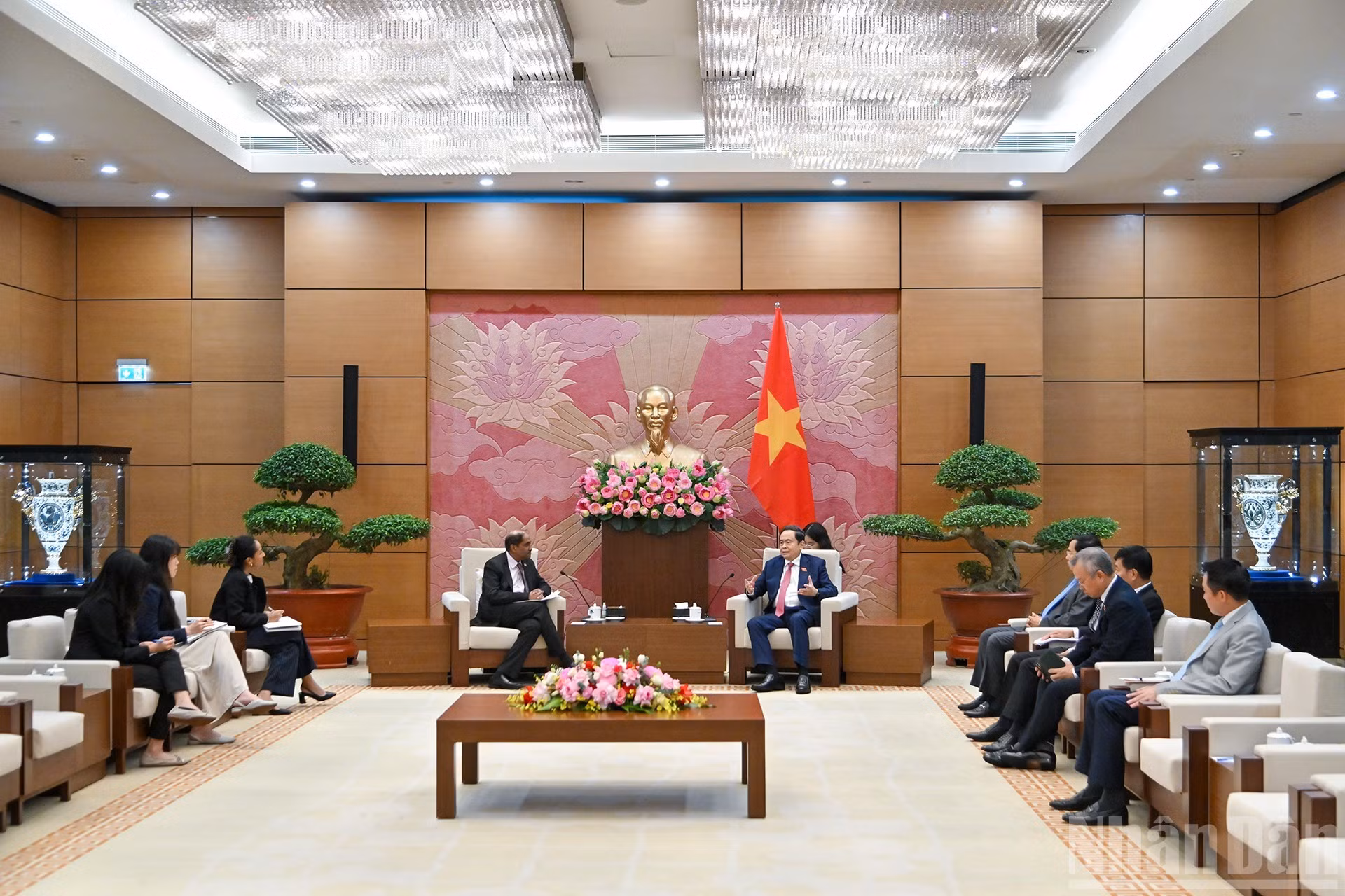 国会主席陈青敏会见新加坡驻越南大使贾亚·拉特南的场景。