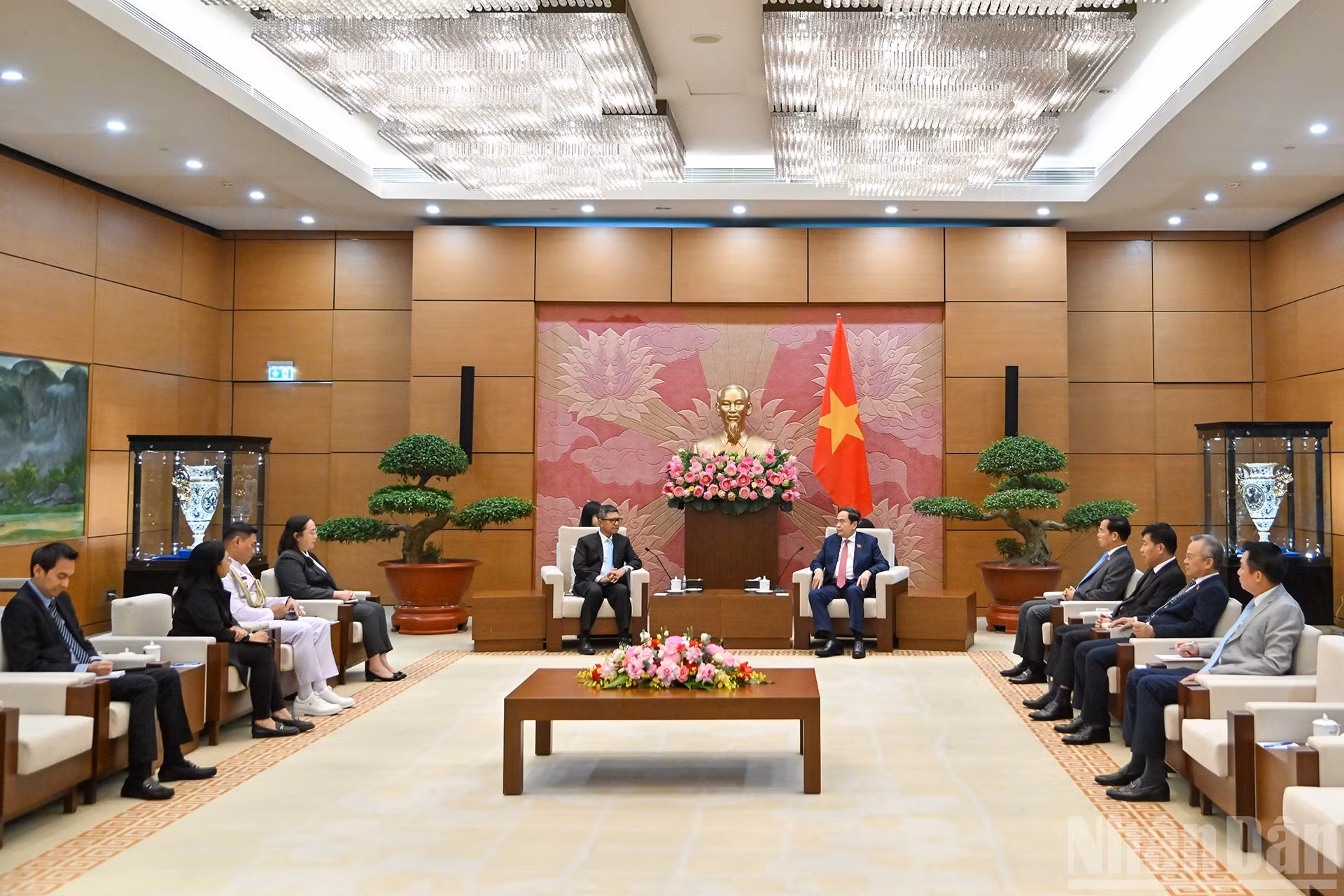 越南国会主席陈青敏会见印尼驻越南大使丹尼·阿卜迪的场景。