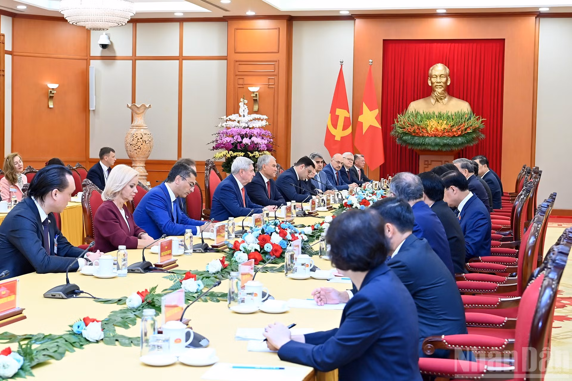 俄罗斯联邦国家杜马主席维亚切斯拉夫·沃洛金以及俄方代表出席会见。