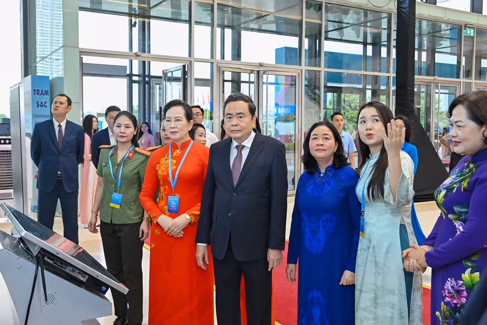 国会主席陈青敏以及各位代表参观大会期间展出的展览。